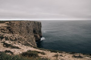 Una meseta rocosa se curva alrededor de una pequeña bahía Foto 