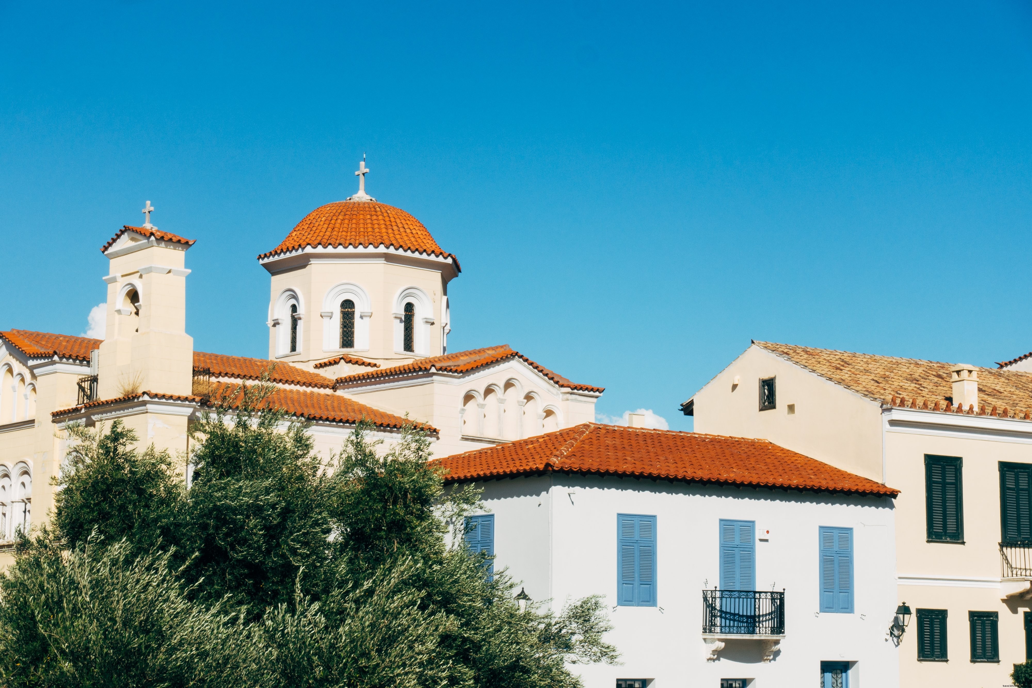 Un edificio bianco con le persiane blu foto 