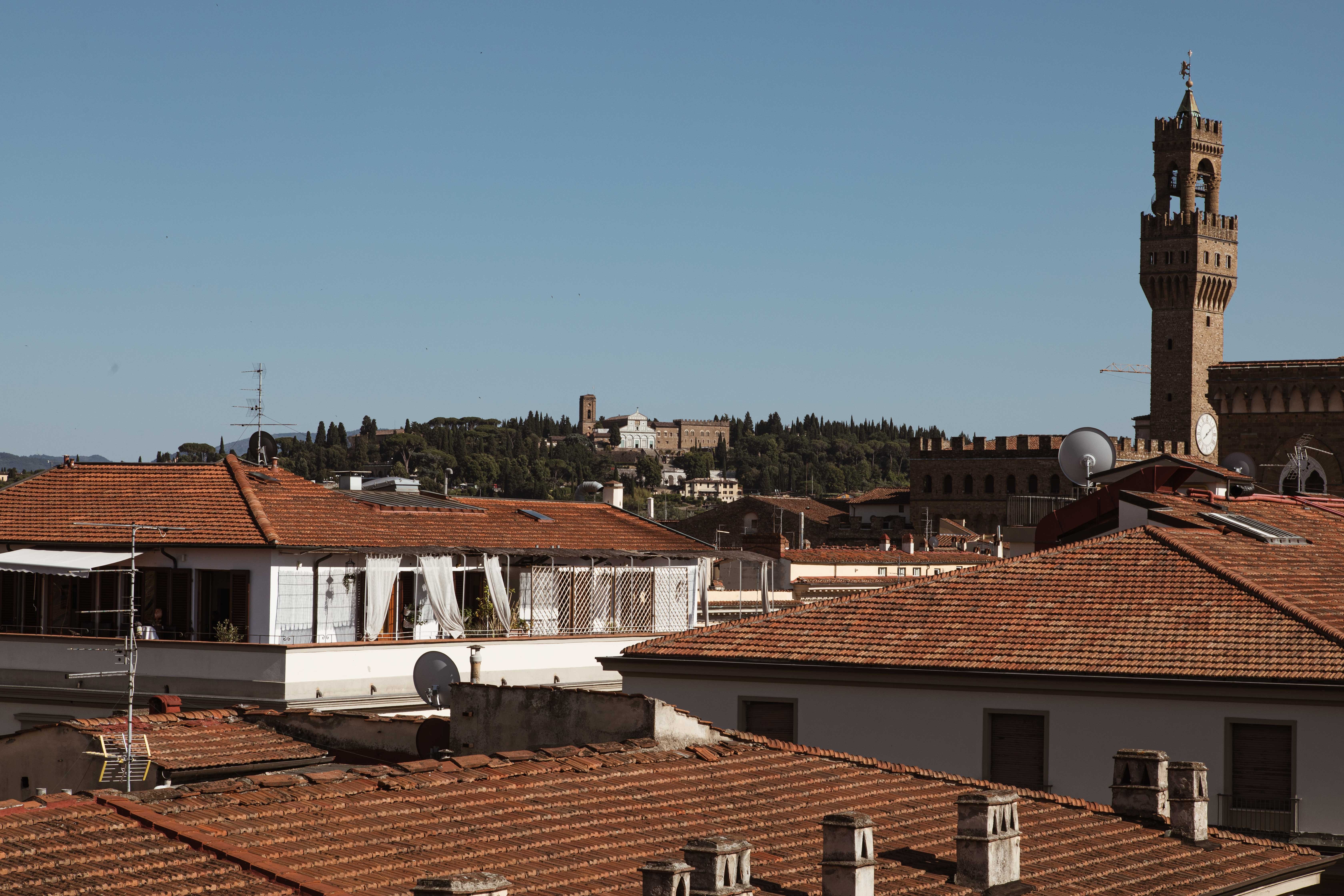 Gereja Spire Over Terracotta Rooftops Foto 