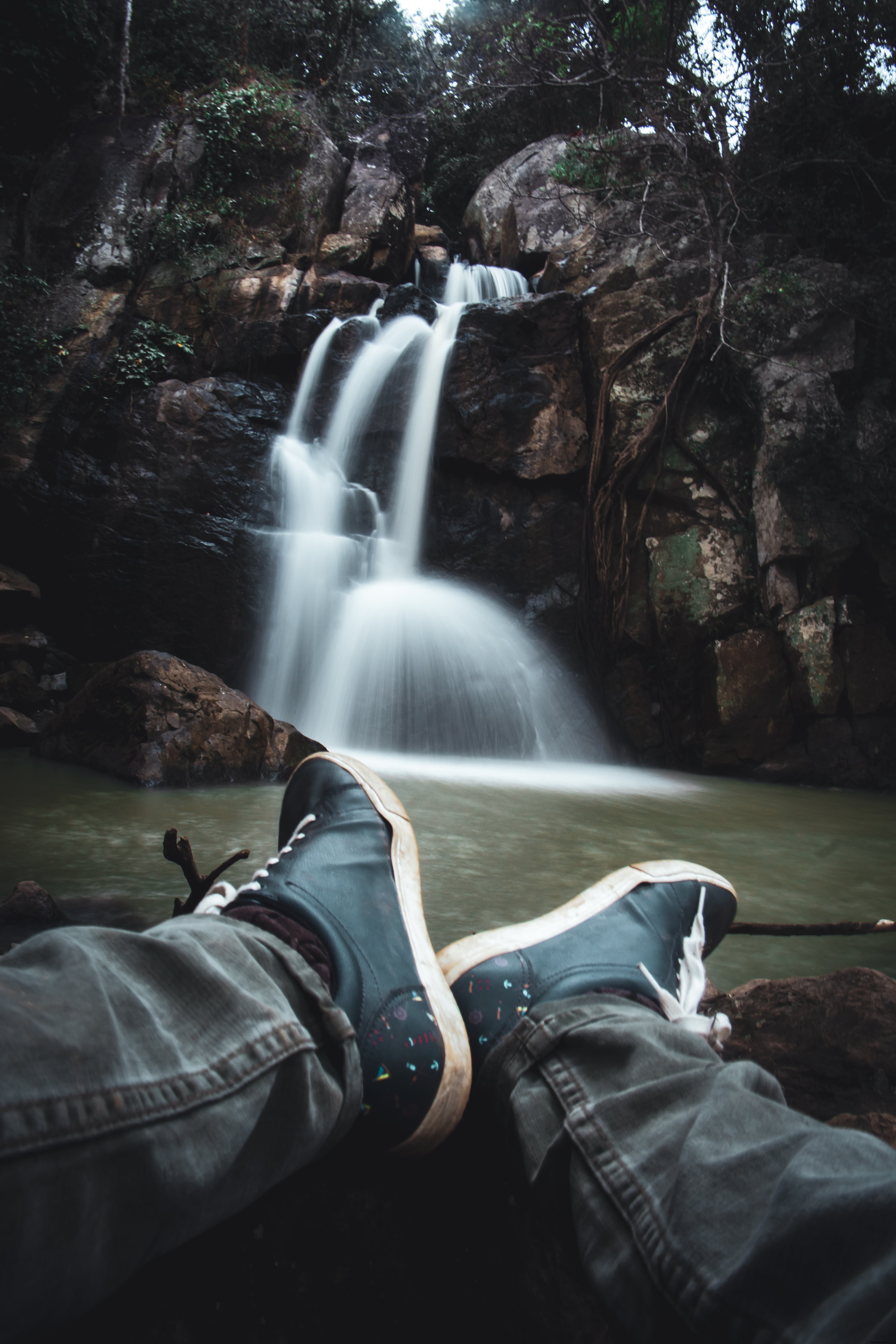 Vista de uma cachoeira do colo da foto do fotógrafo 