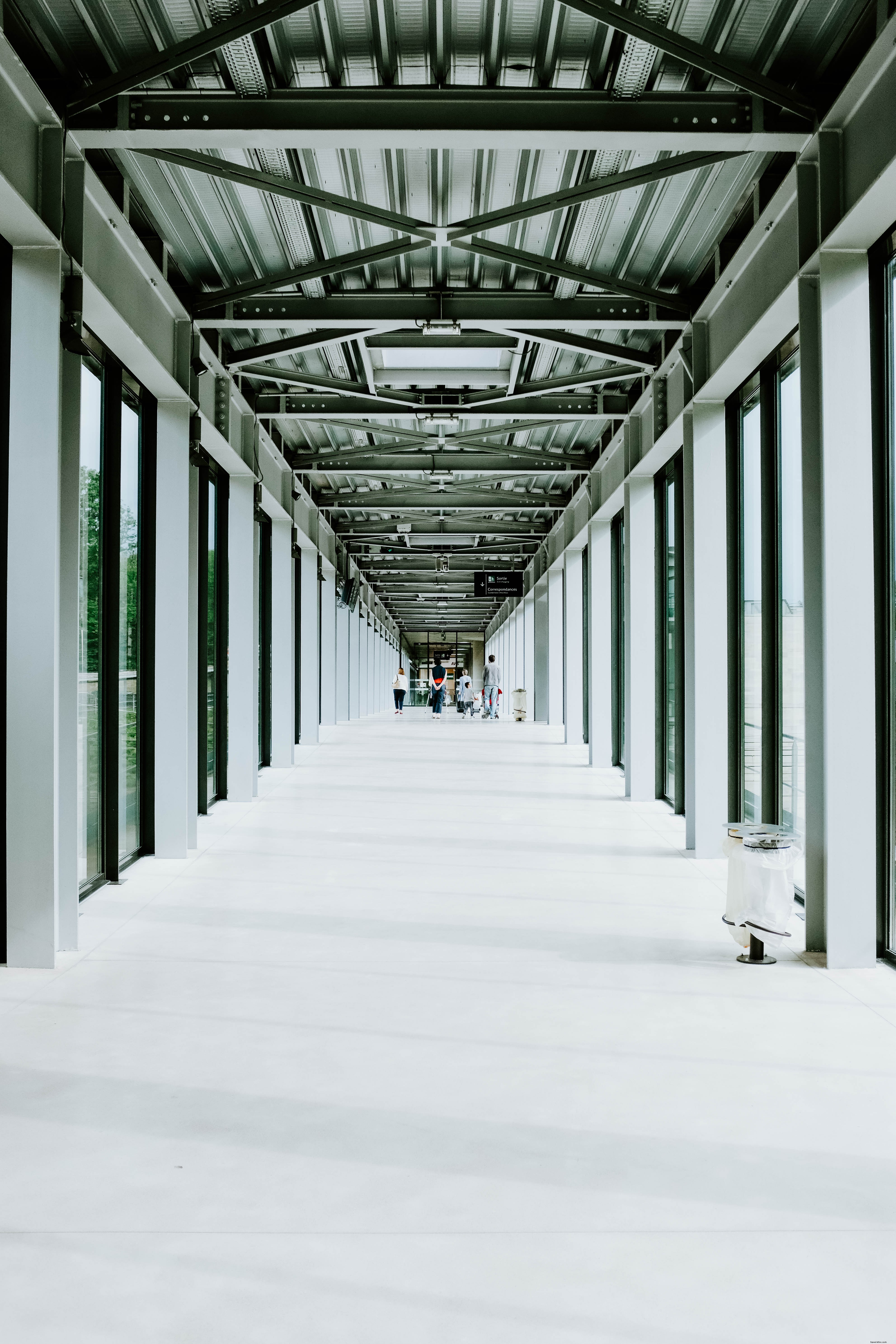 Personnes en attente dans une photo du terminal de l aéroport à ossature d acier 