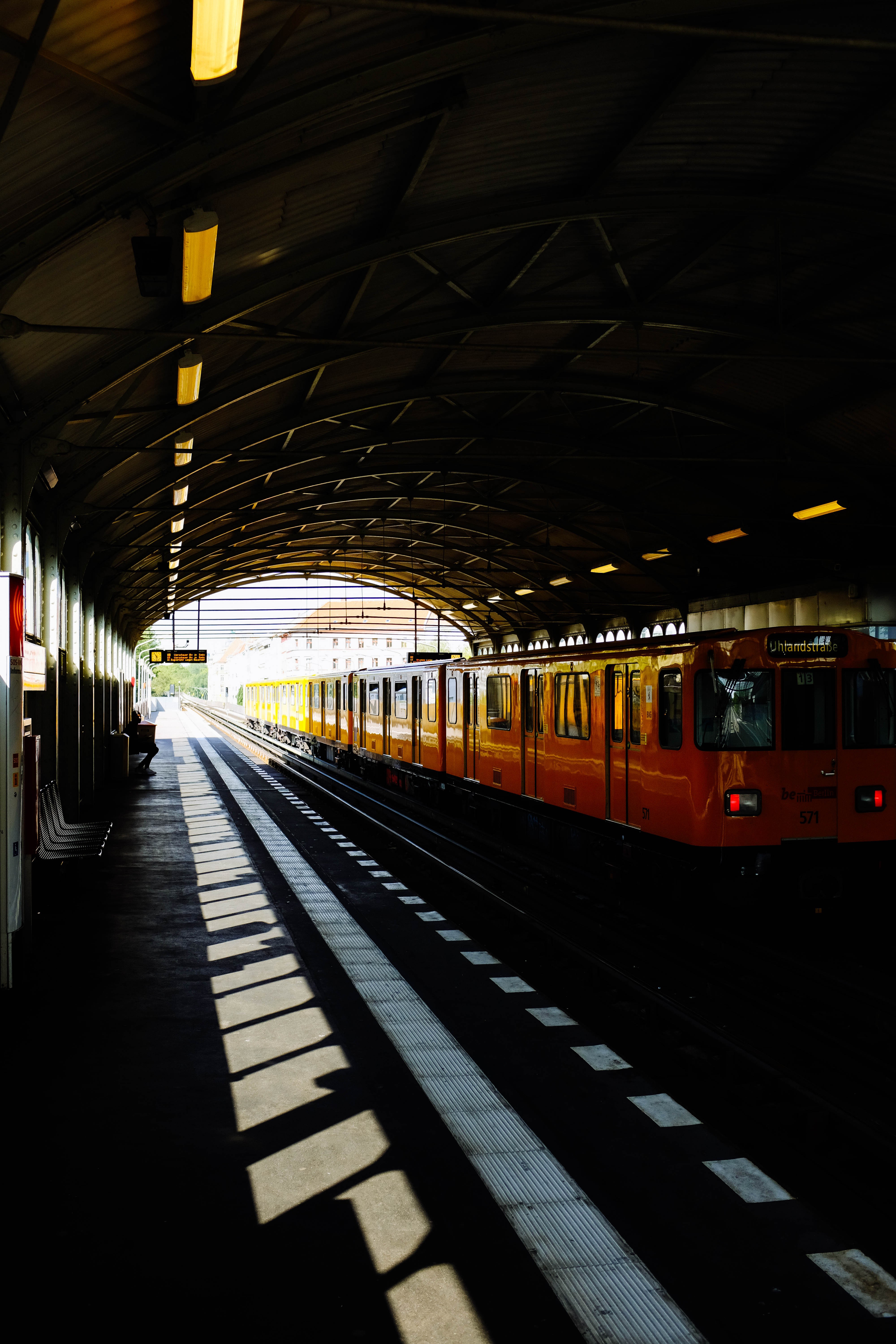 Foto de tren en la estación oscurecida 
