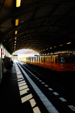 Train dans la station sombre Photo 