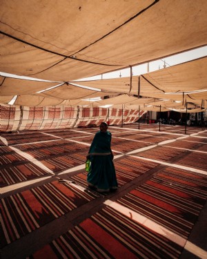 Una donna in piedi sotto una grande tenda Photo 