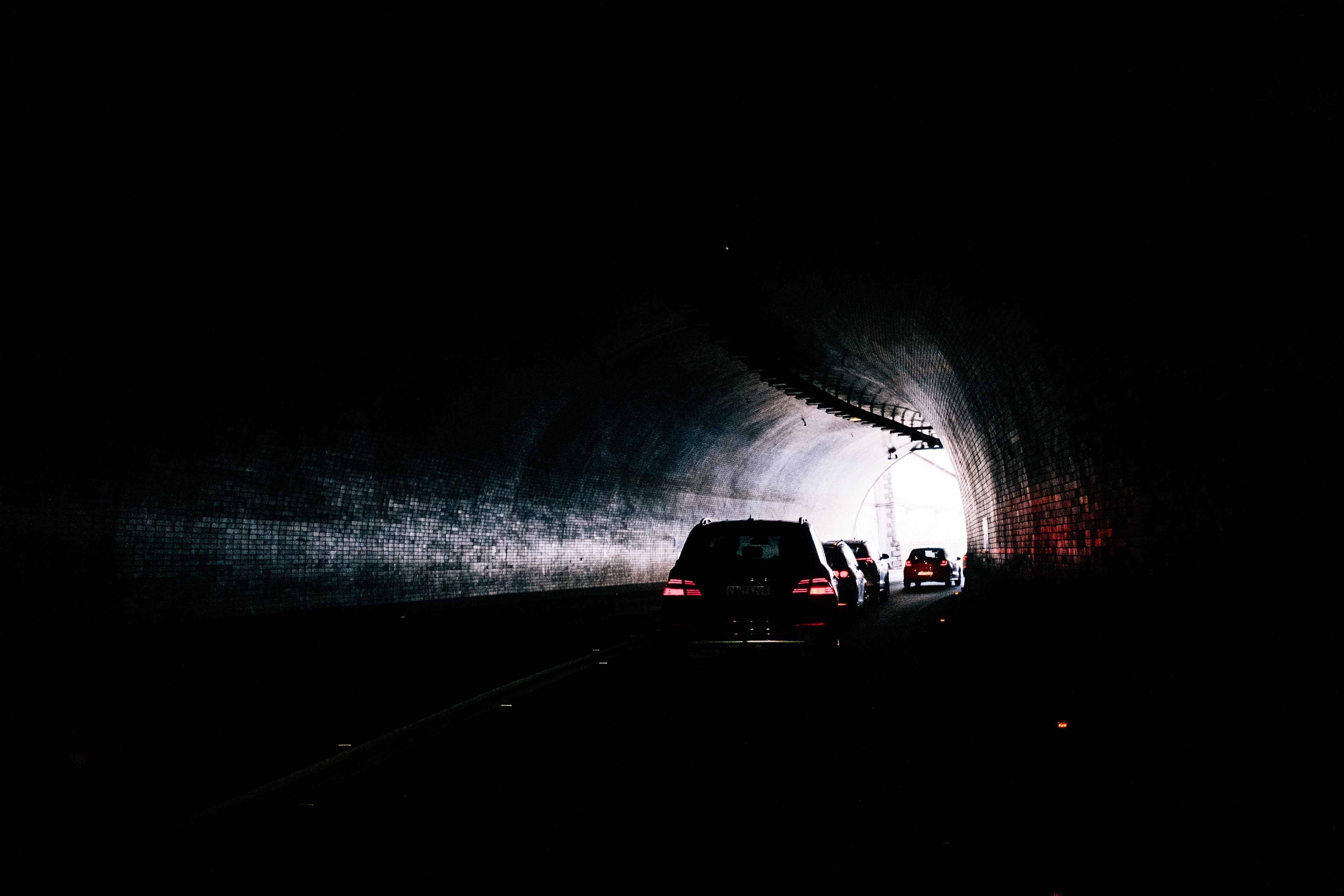 Yeux rouges regardant à travers une photo de tunnel sombre 