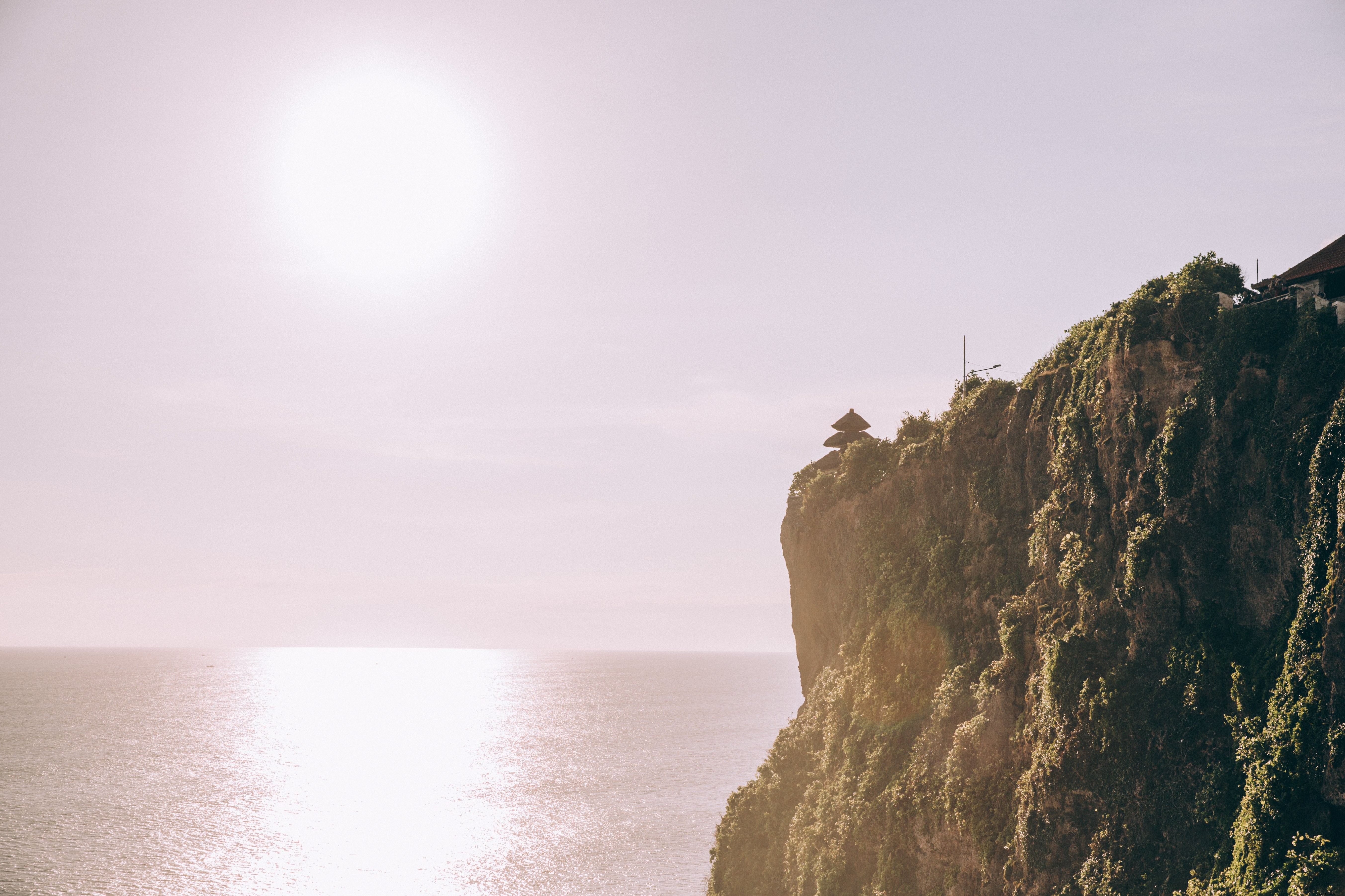 Foto do pôr do sol ao longo da selva em penhasco 