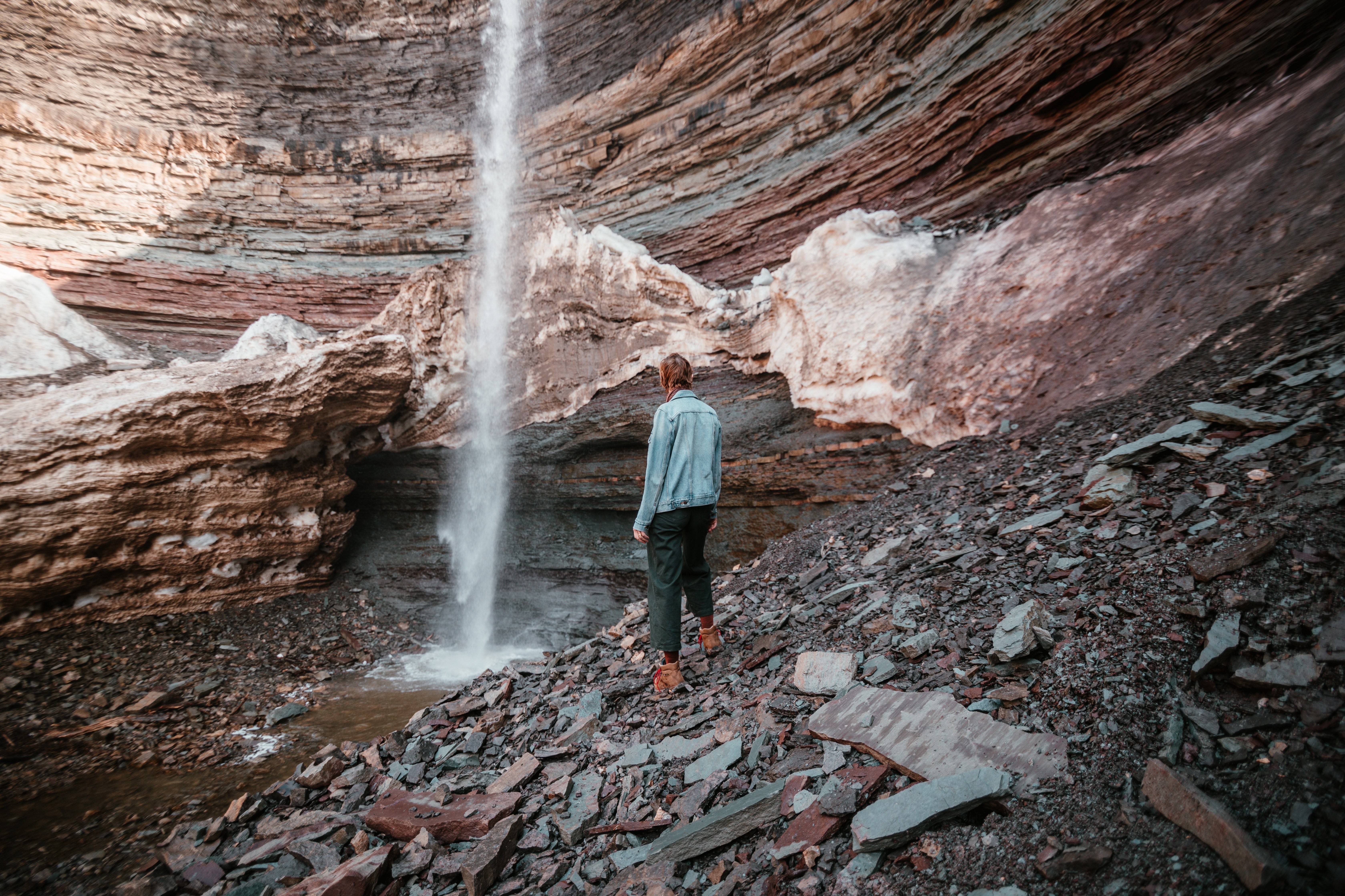 La cascata si schianta sul fondo di una parete rocciosa foto 