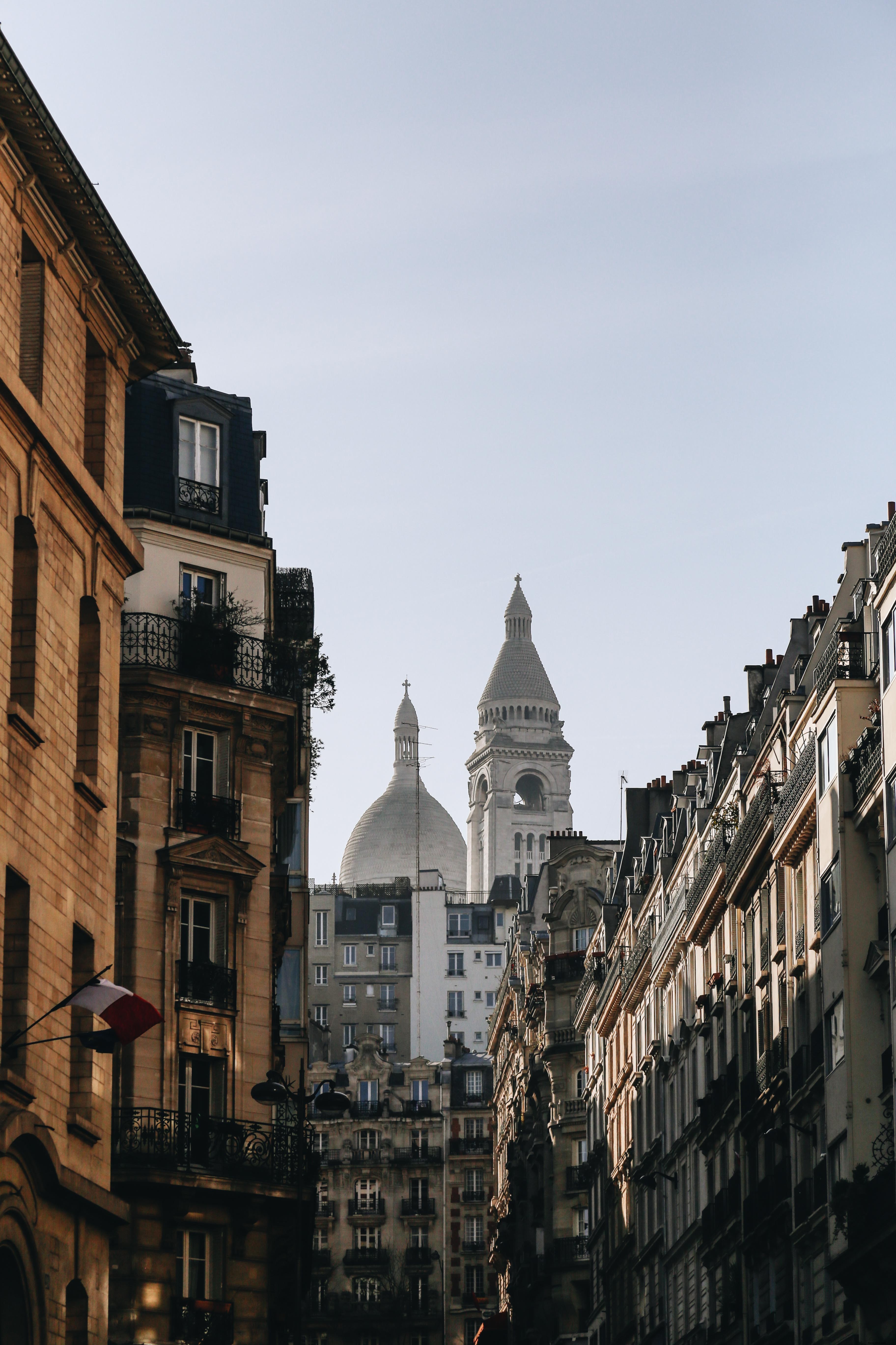 Foto de Building Peaks Over Apartment Balconies 