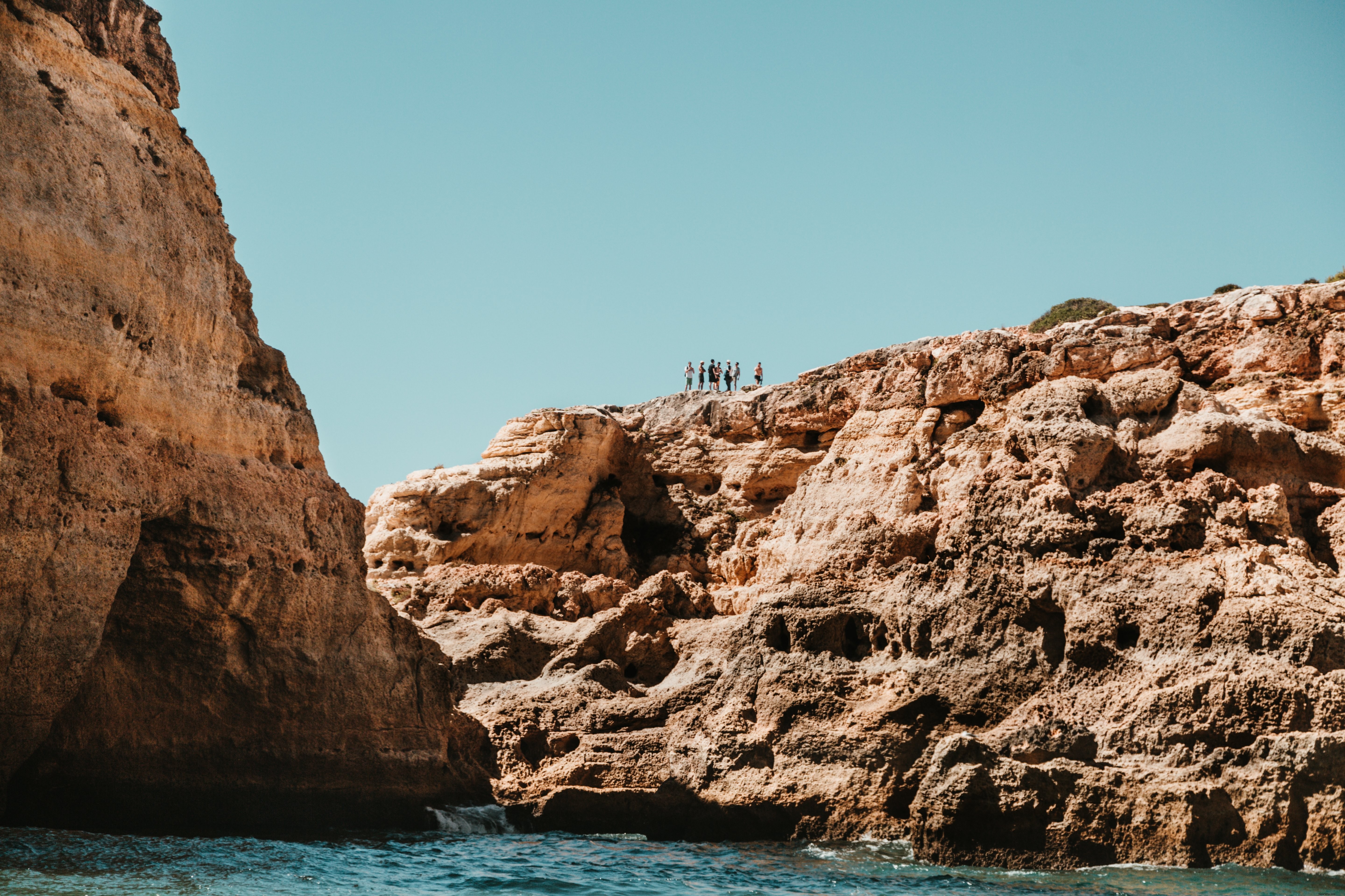 Foto de excursionistas en lo alto de una colina llena de cicatrices cerca de Blue Waters 