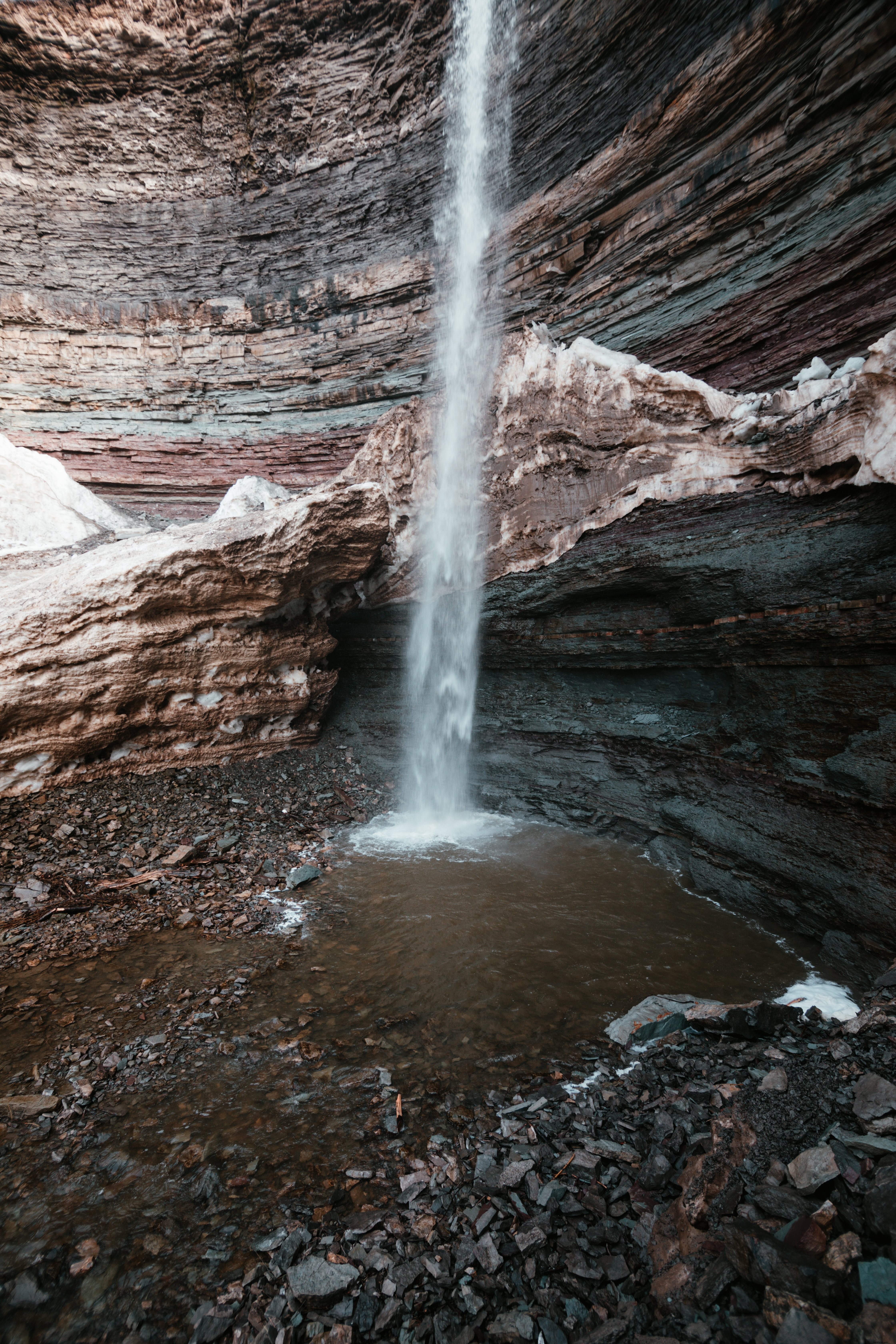 Foto de una cascada en una caverna rocosa 