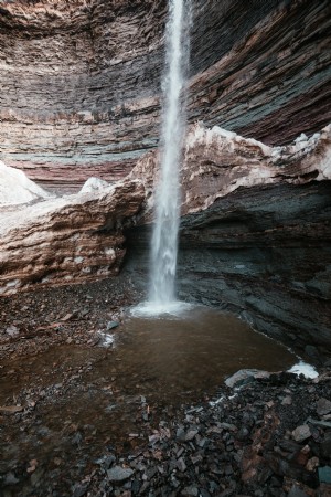 Une cascade dans une photo de caverne rocheuse 