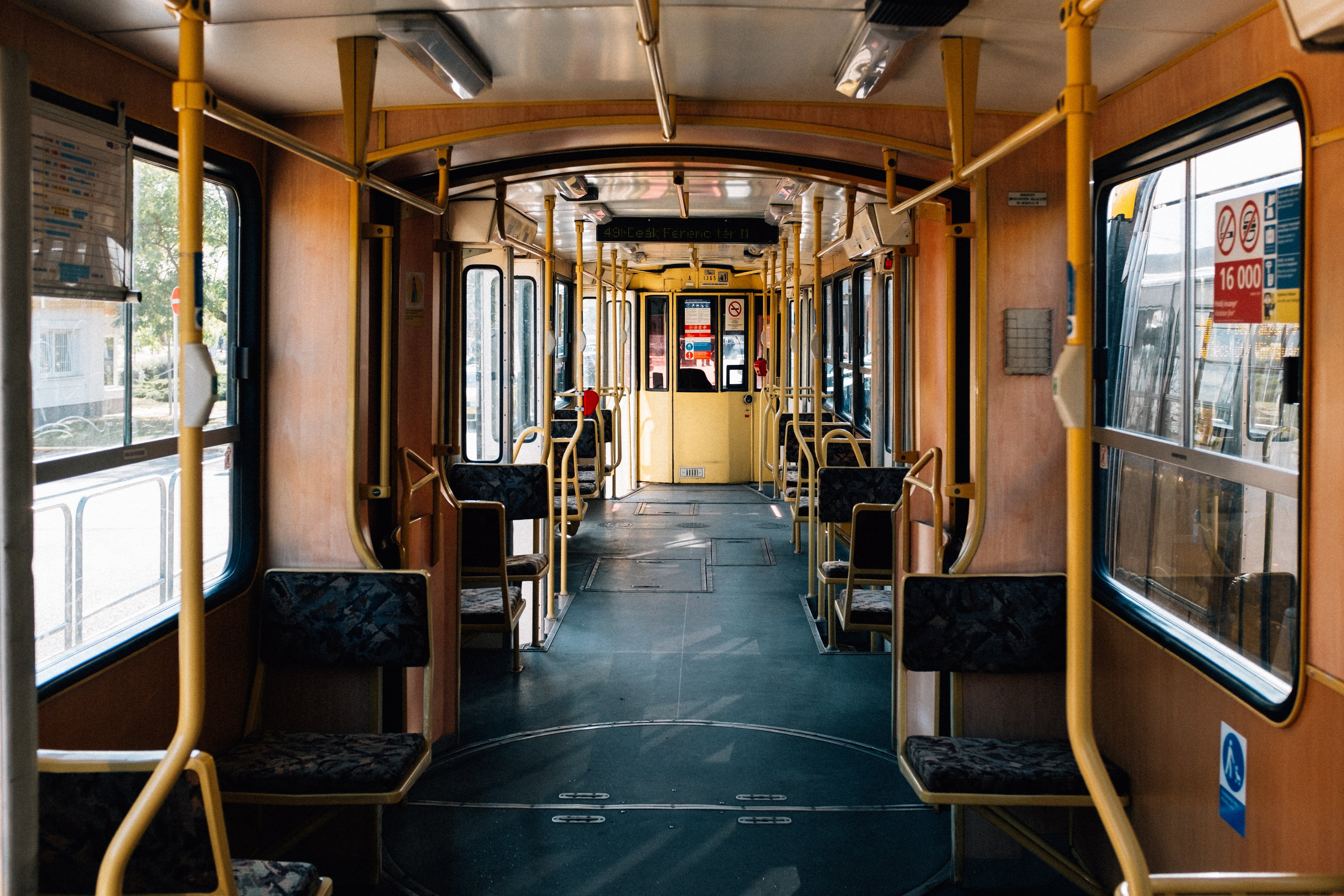 路面電車の写真の木製インテリア 