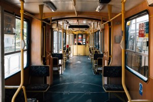 Interni in legno di un tram foto 