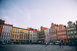Puesta de sol en una plaza de la ciudad europea bordeada de coloridos edificios Foto 