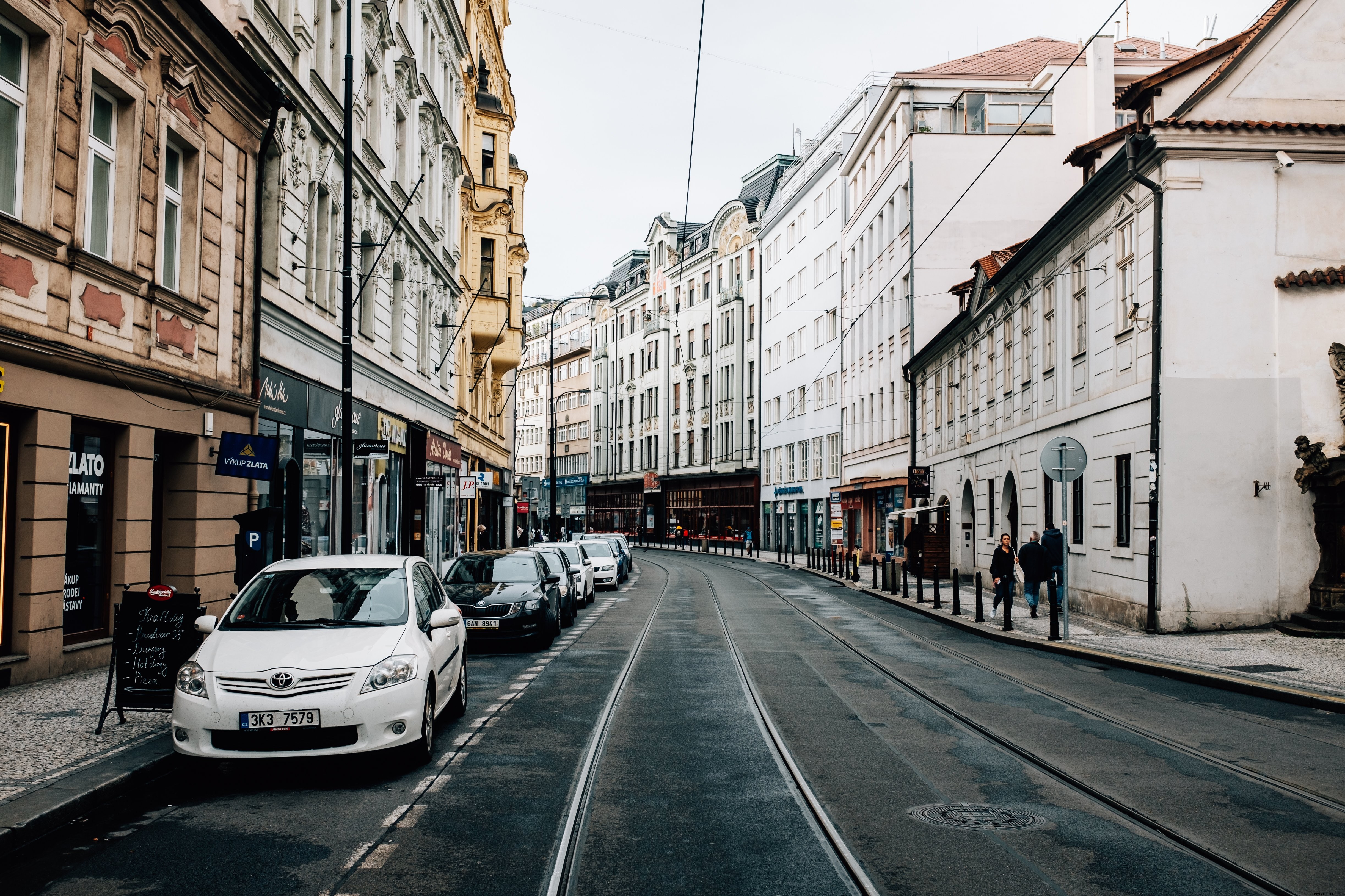 Foto de calle estrecha de la ciudad con edificios altos y delgados 