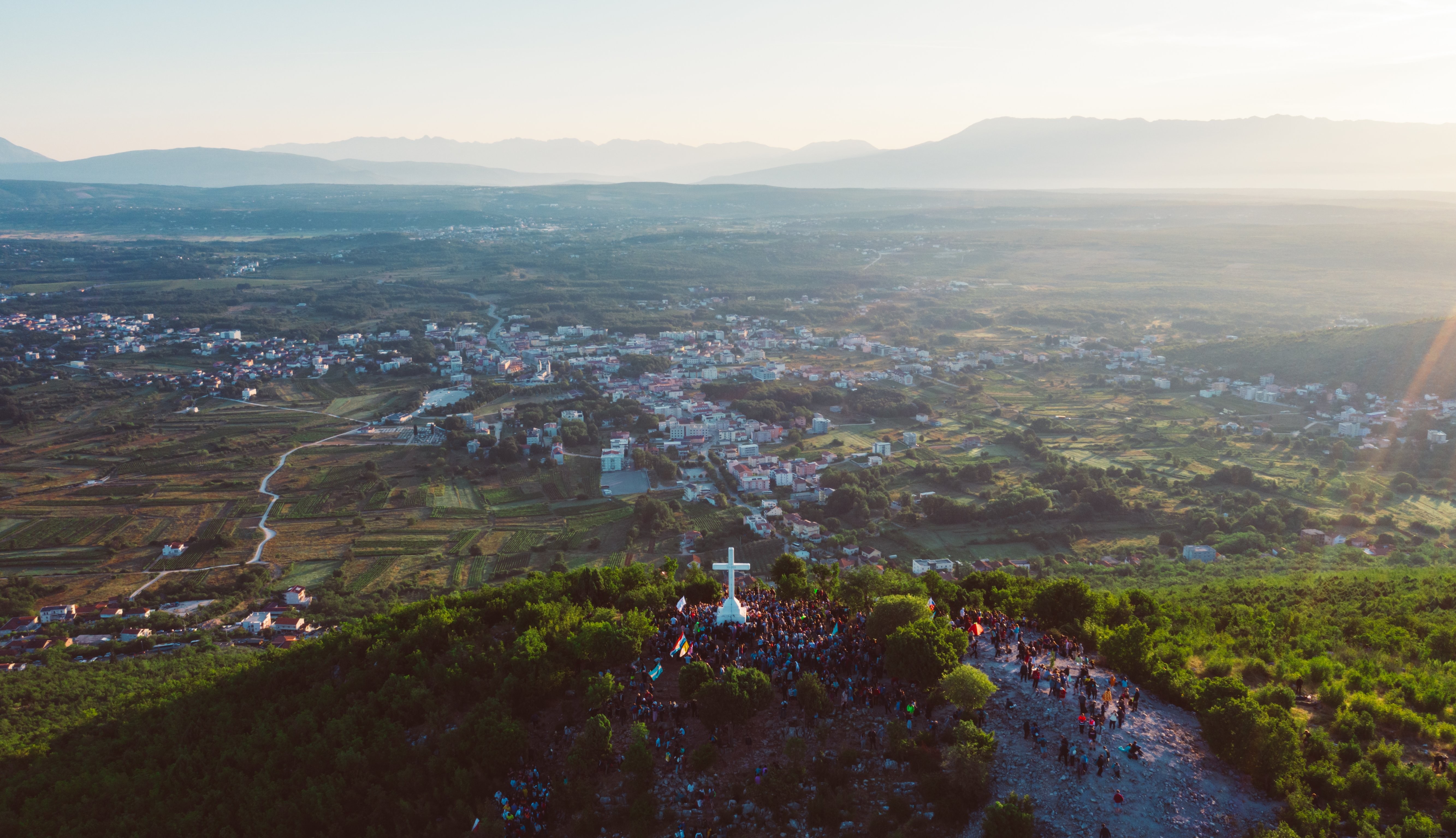 Cruz blanca con vistas a la foto del paisaje 