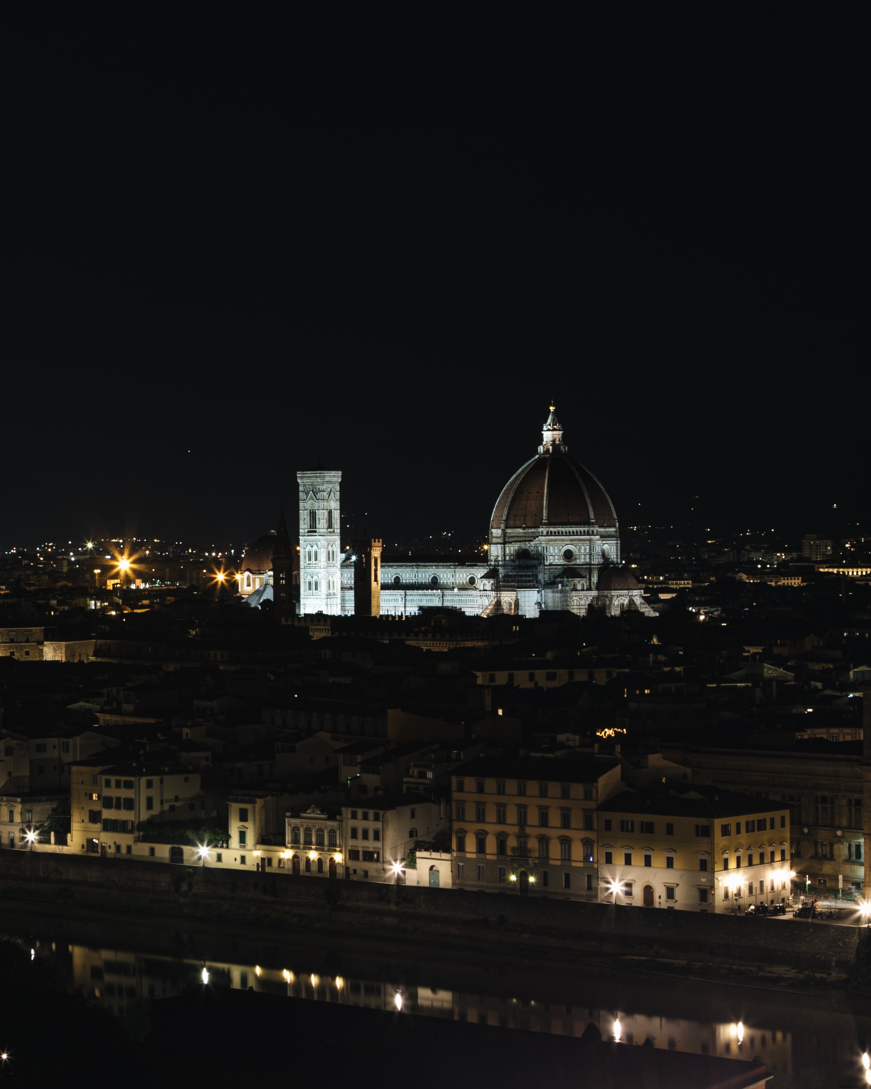Catedral de Santa Maria del Fiore en la noche Foto 