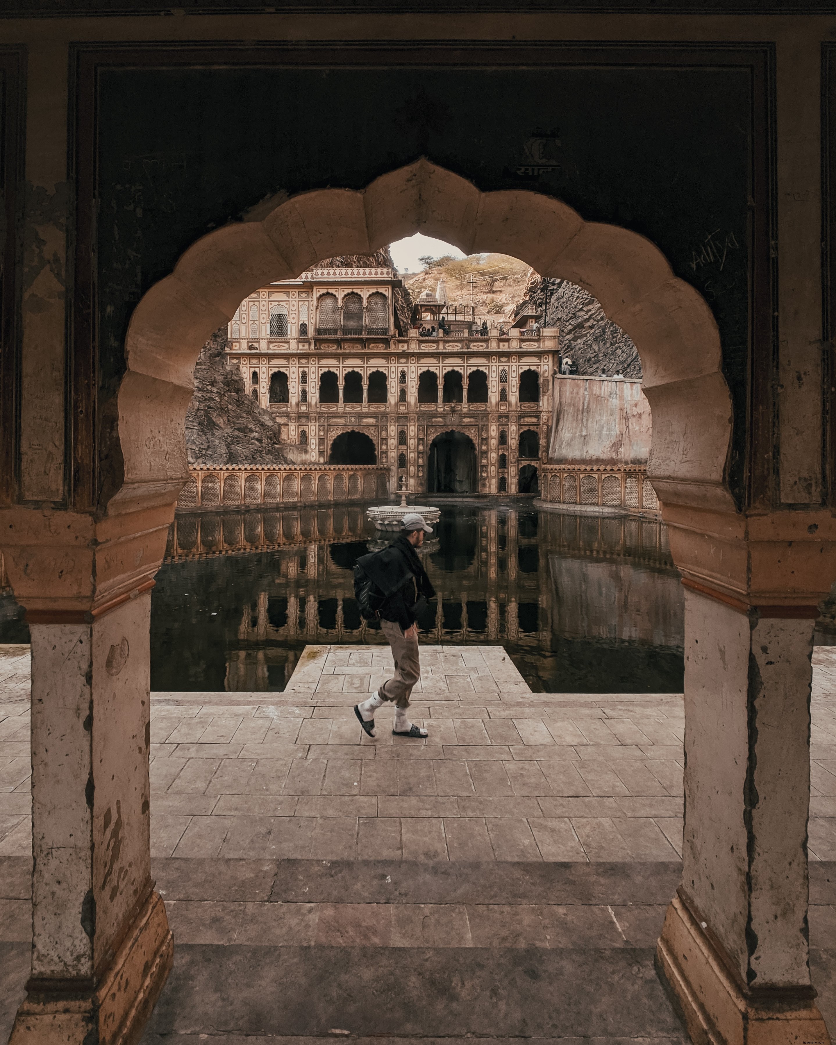 Foto de hombre camina alrededor del templo de Galta Ji 