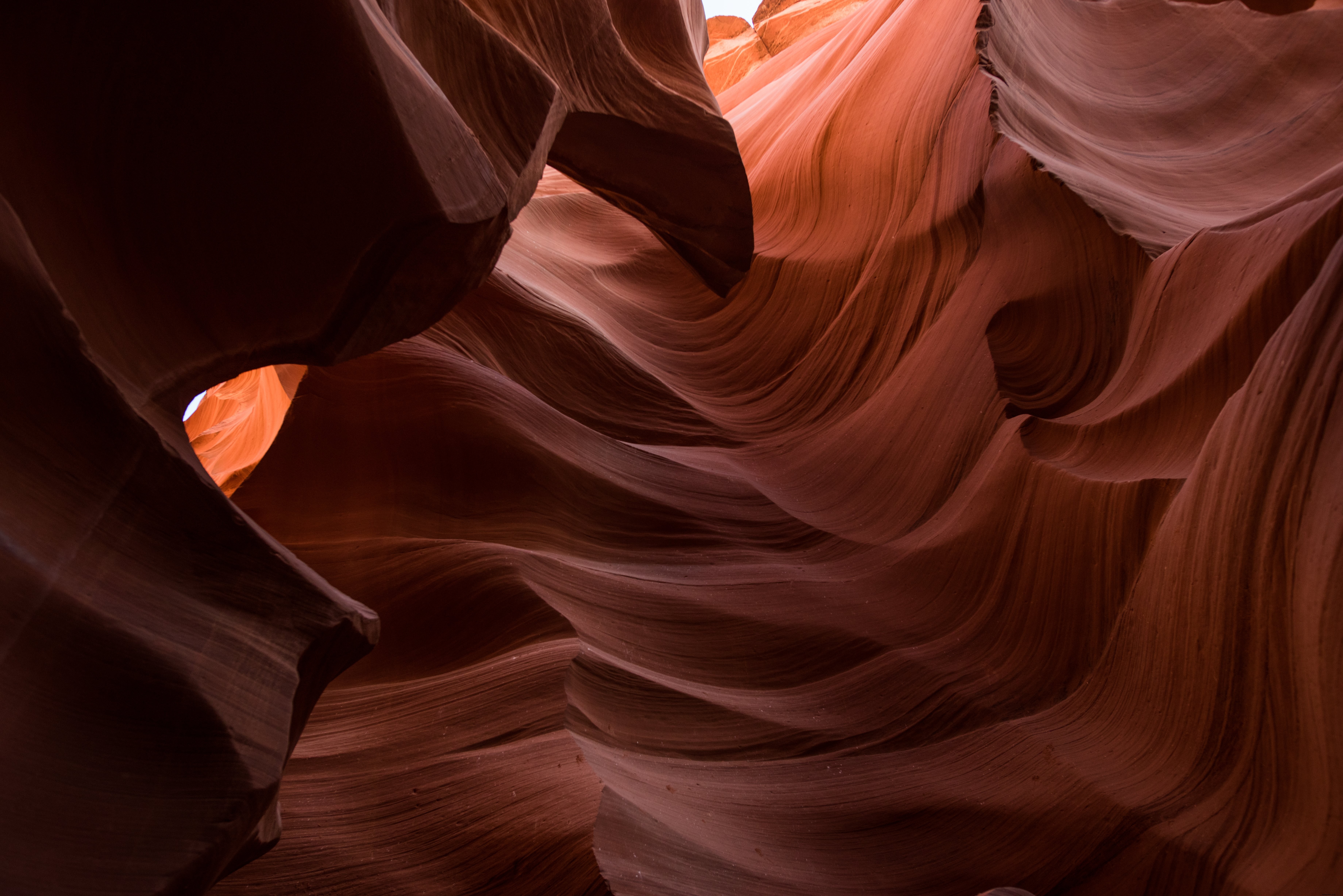 A luz do sol se arrasta para a foto do Antelope Canyon 