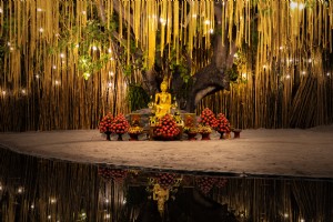 Foto de estátuas budistas cercadas por flores 
