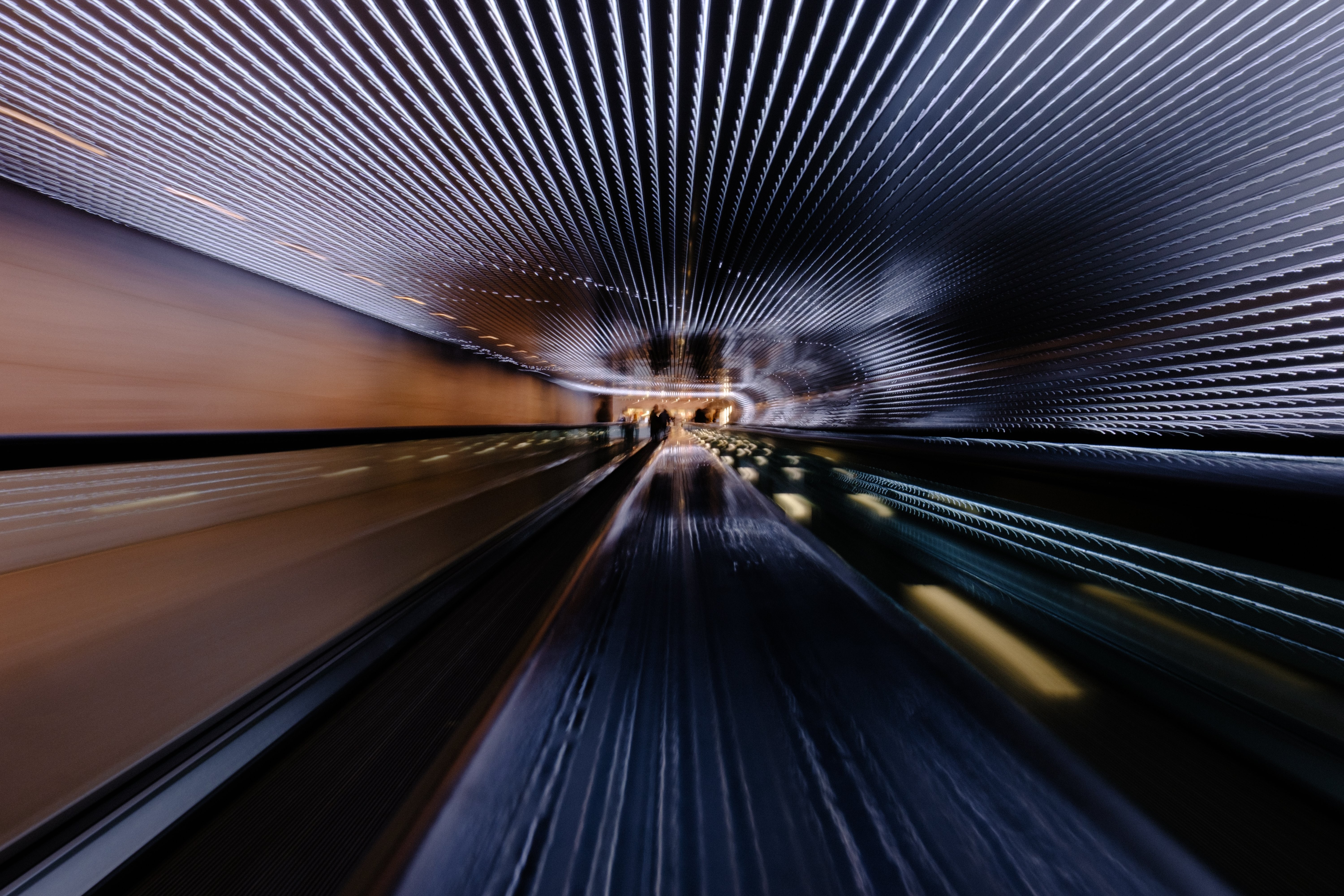 Foto de exposición prolongada en una escalera mecánica en movimiento 