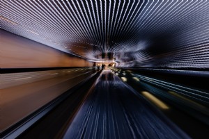 Une longue exposition sur une photo d escalator en mouvement 