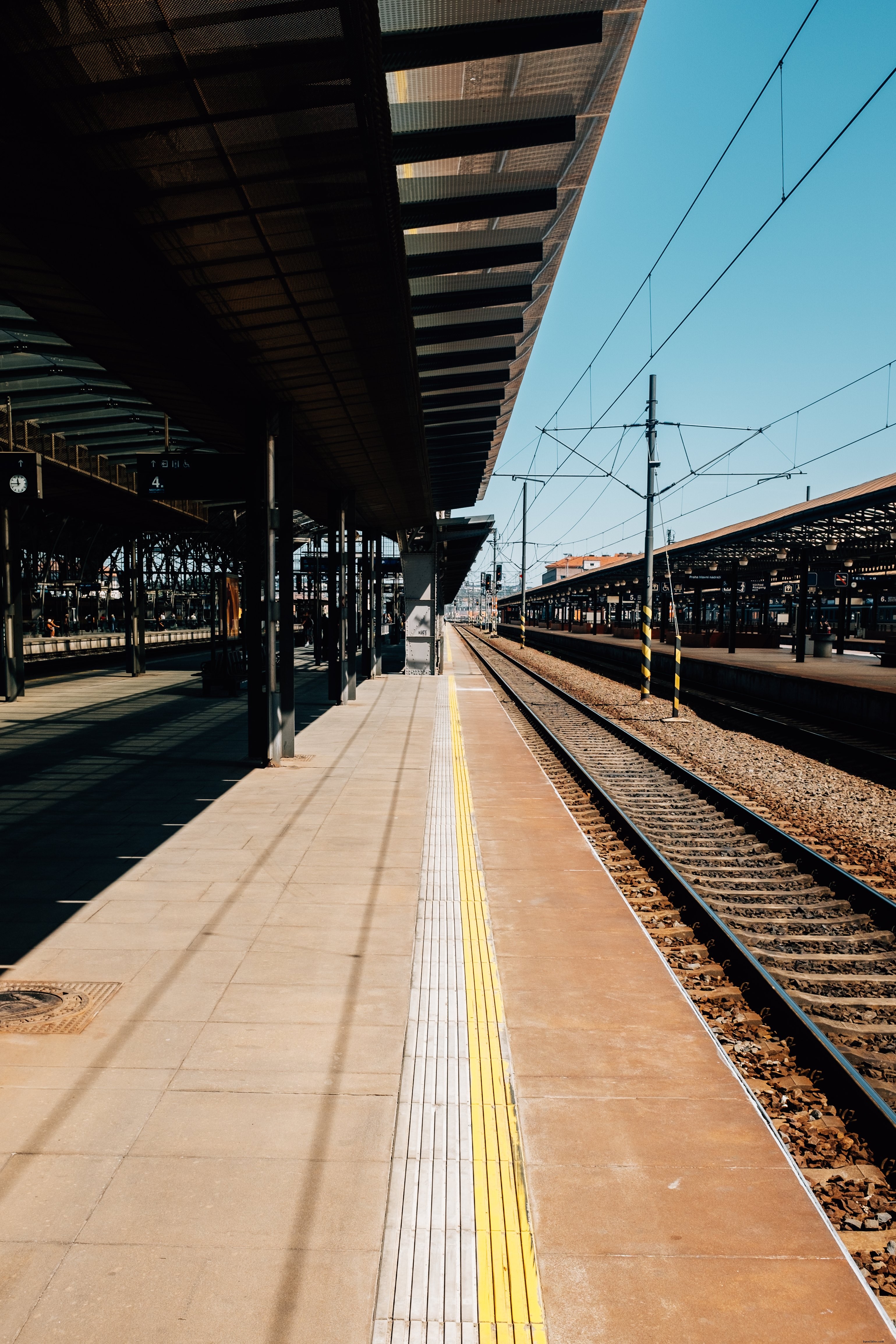 屋外の駅の写真の対称的なビュー 