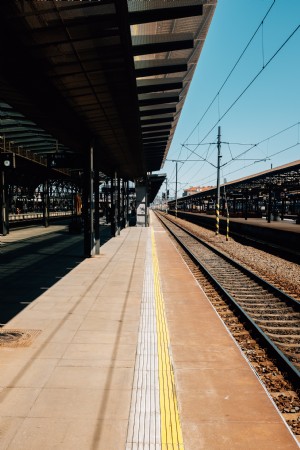 Una vista simétrica de la foto de la estación de tren al aire libre 