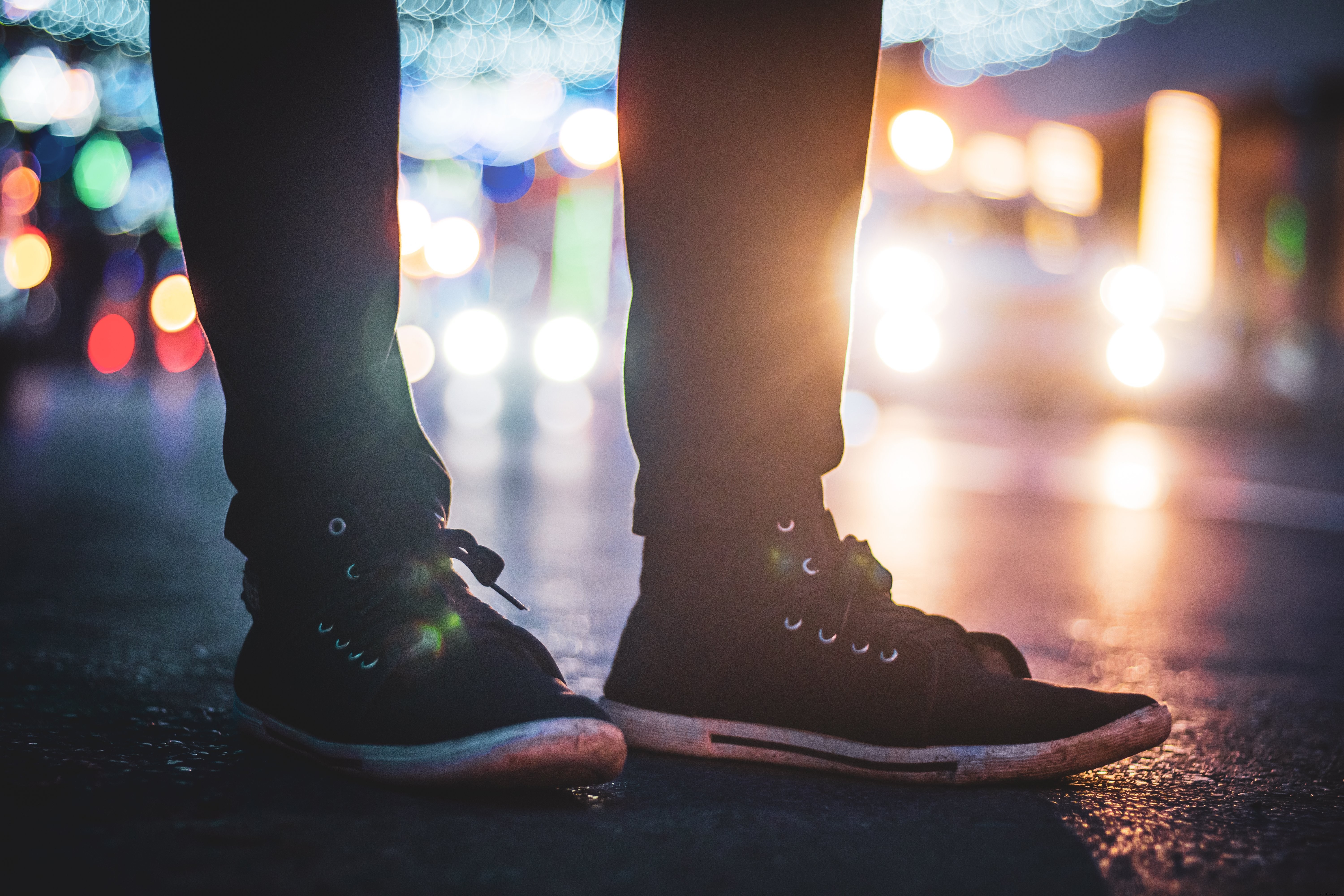 Primo piano di scarpe da ginnastica nere di notte foto 