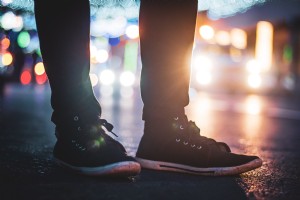 Foto Close Up Sepatu Kets Hitam Di Malam Hari 