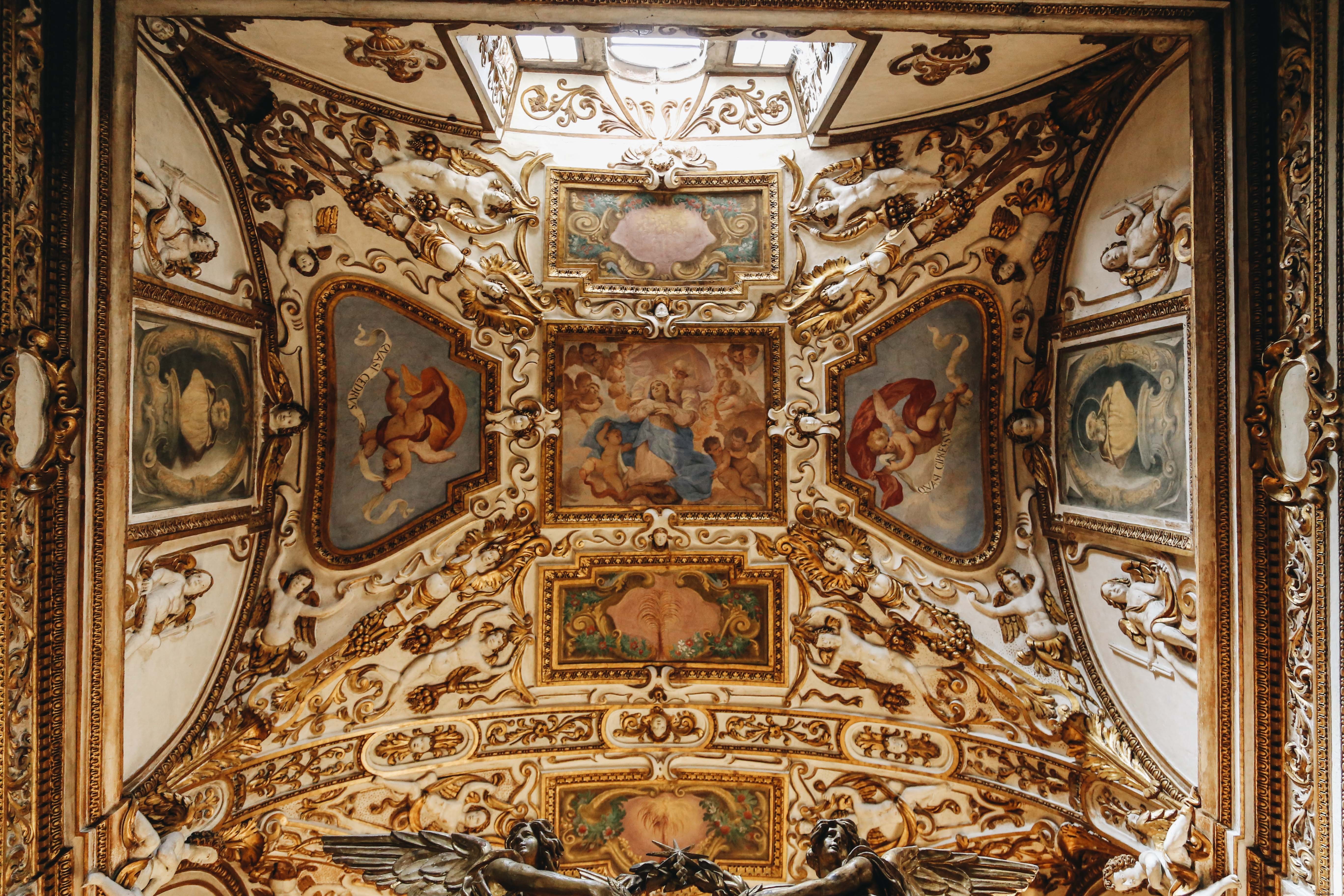 Foto de pinturas de teto com design ornamentado 