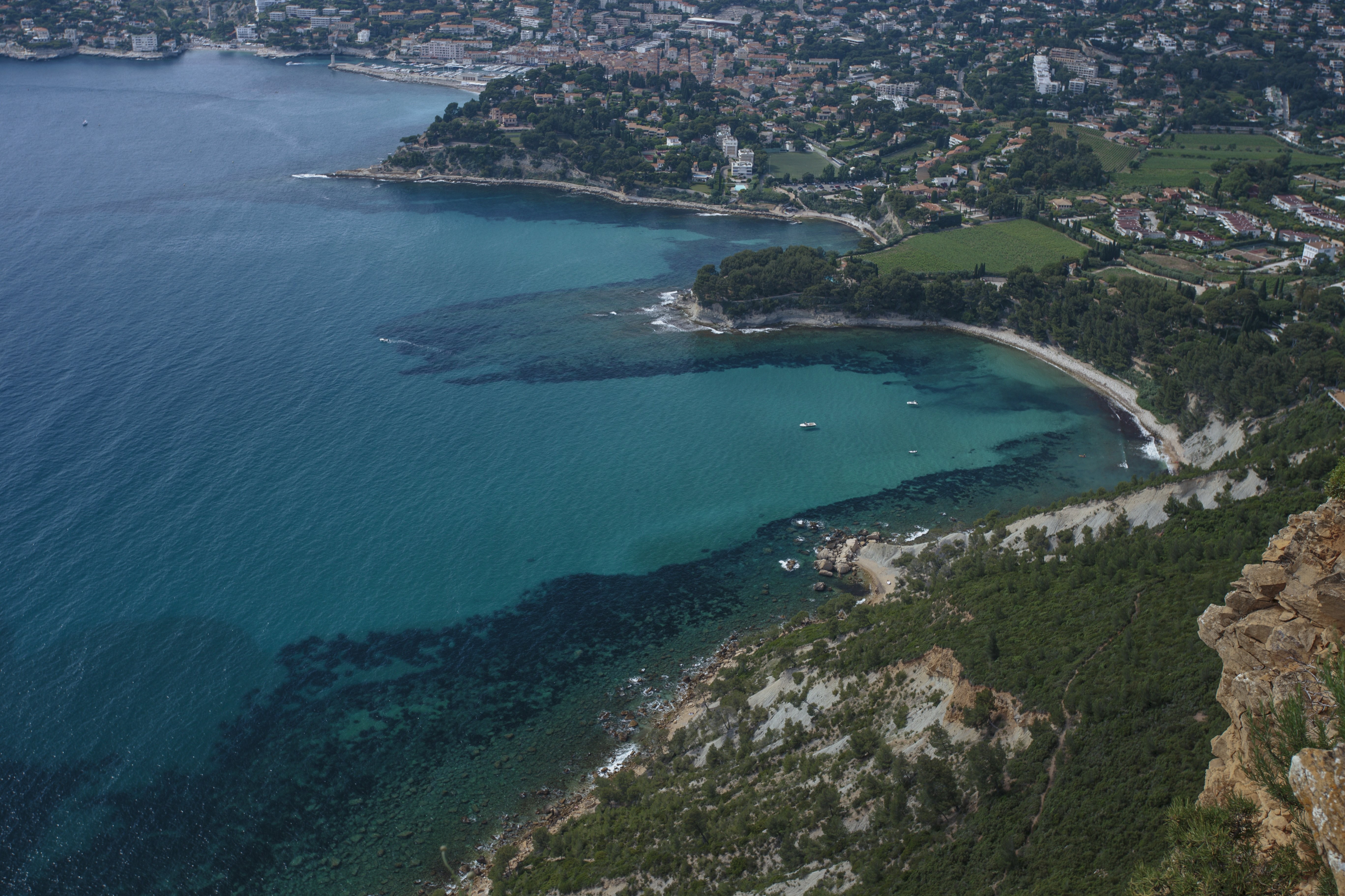 Una vista aérea del agua azul clara junto a la orilla Foto 