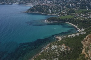 Una vista aérea del agua azul clara junto a la orilla Foto 