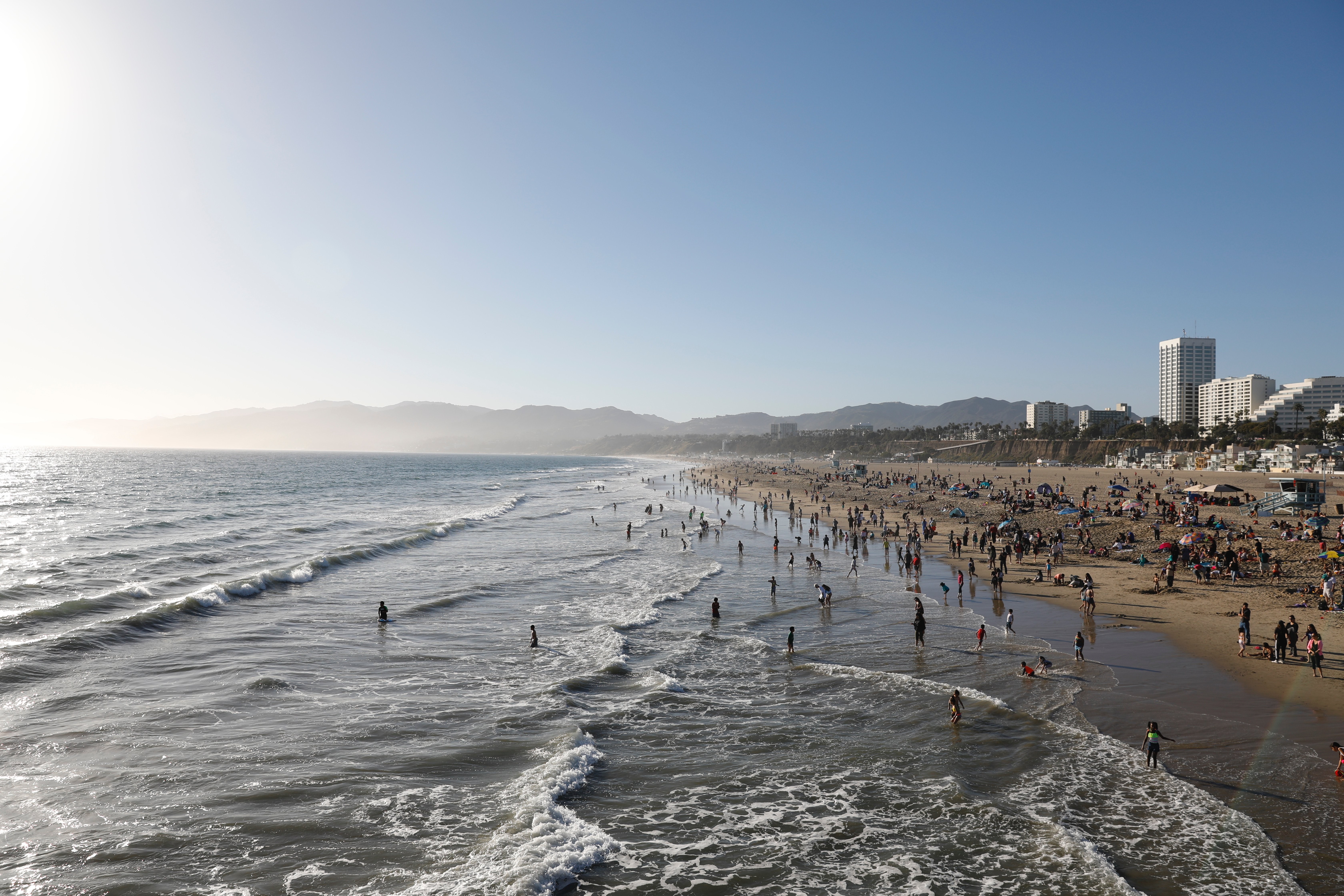 Foto de dia de sol em uma praia movimentada 