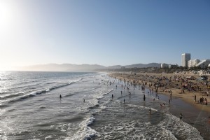 Foto Hari yang Cerah Di Pantai yang Sibuk 