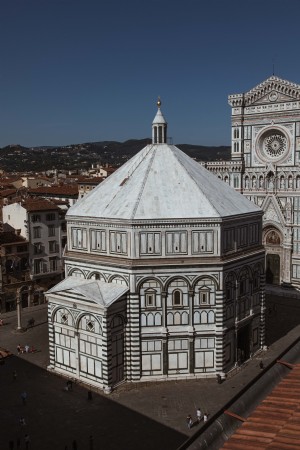 Foto de la catedral italiana bajo el cielo azul profundo 