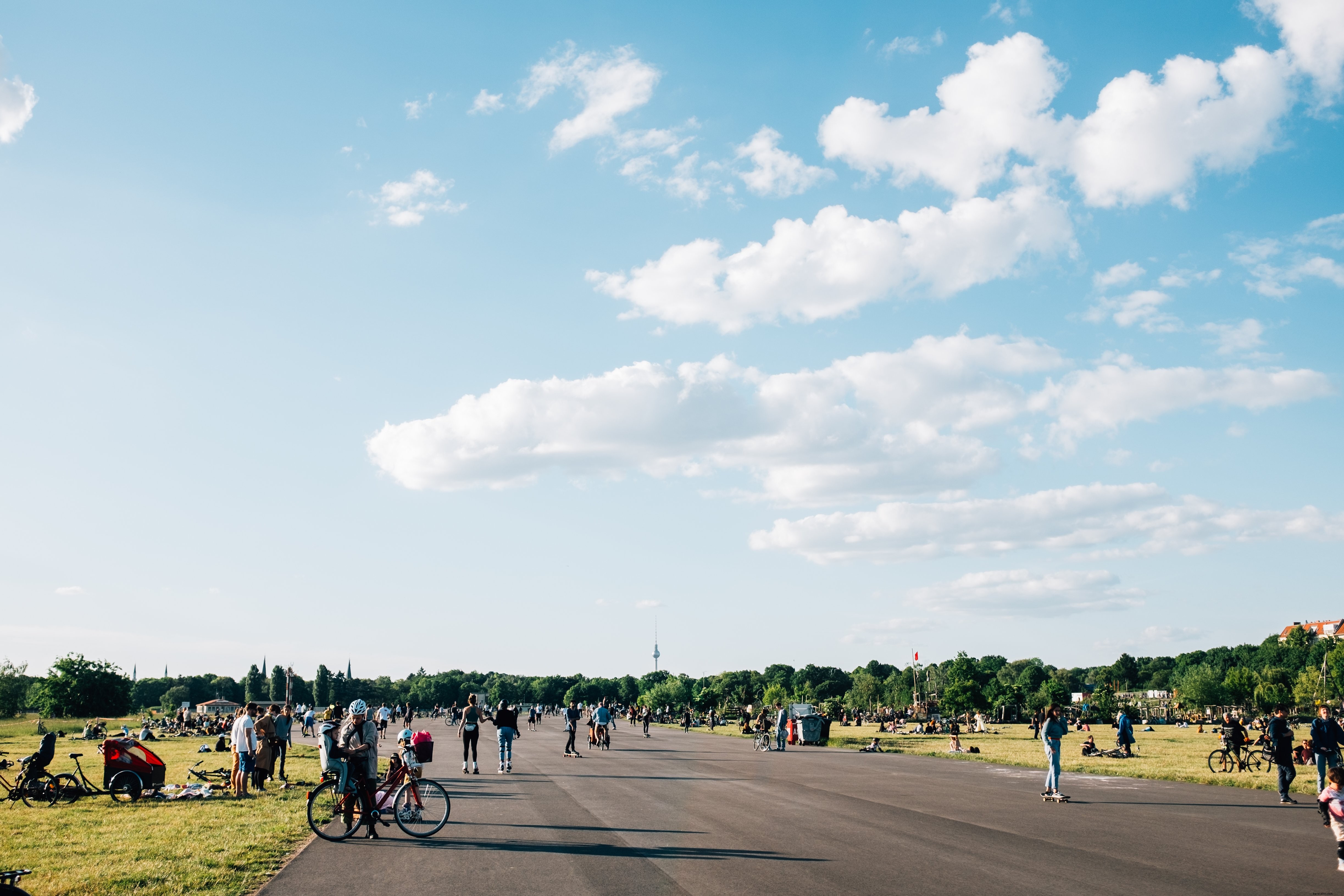 ベルリンの人々でいっぱいの日当たりの良い公園写真 