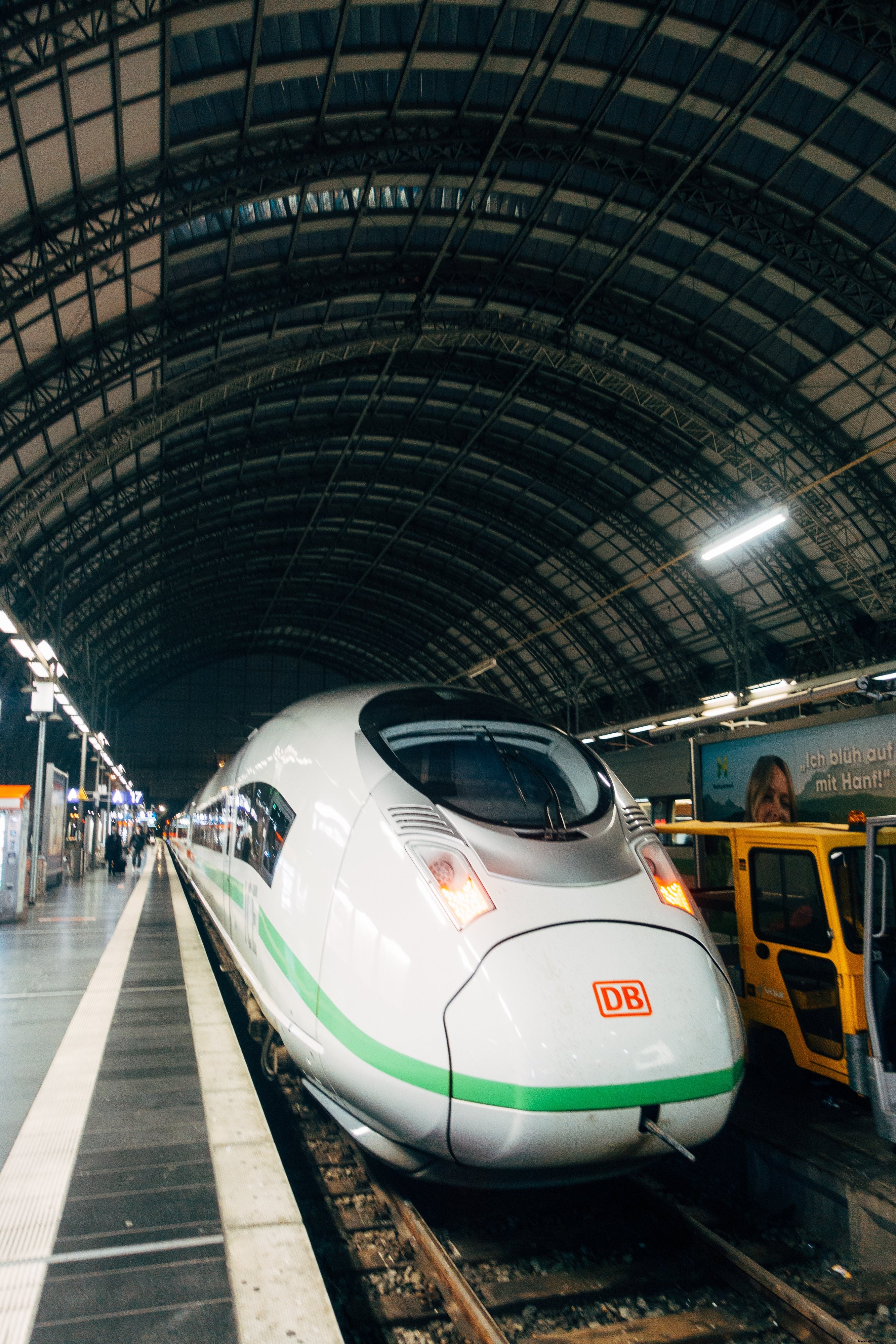 白い電車が駅に停車しました写真 