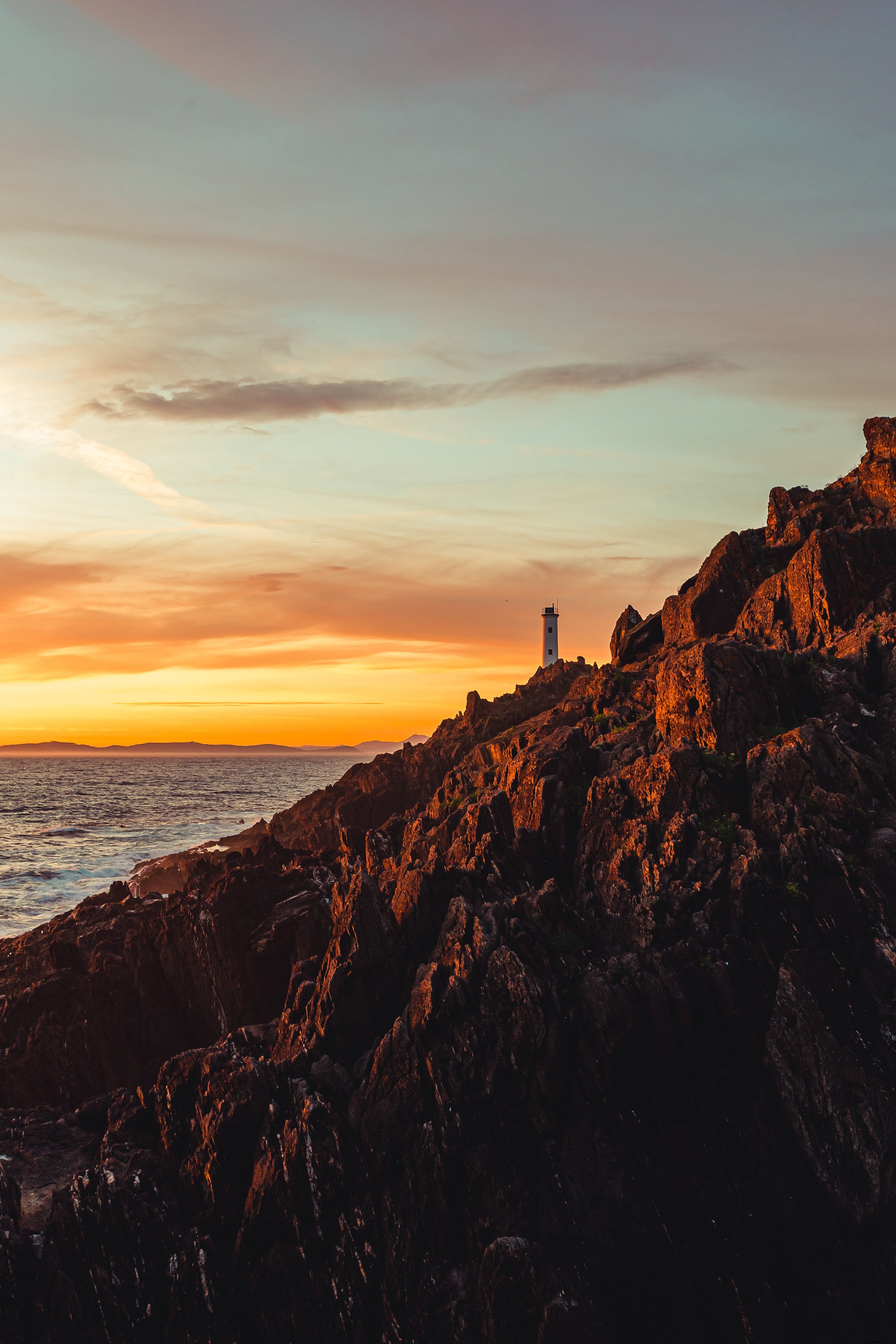 Phare sur la falaise escarpée Photo 