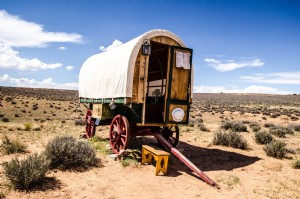 Una caravana tradicional descansa bajo un cielo azul en las llanuras Foto 