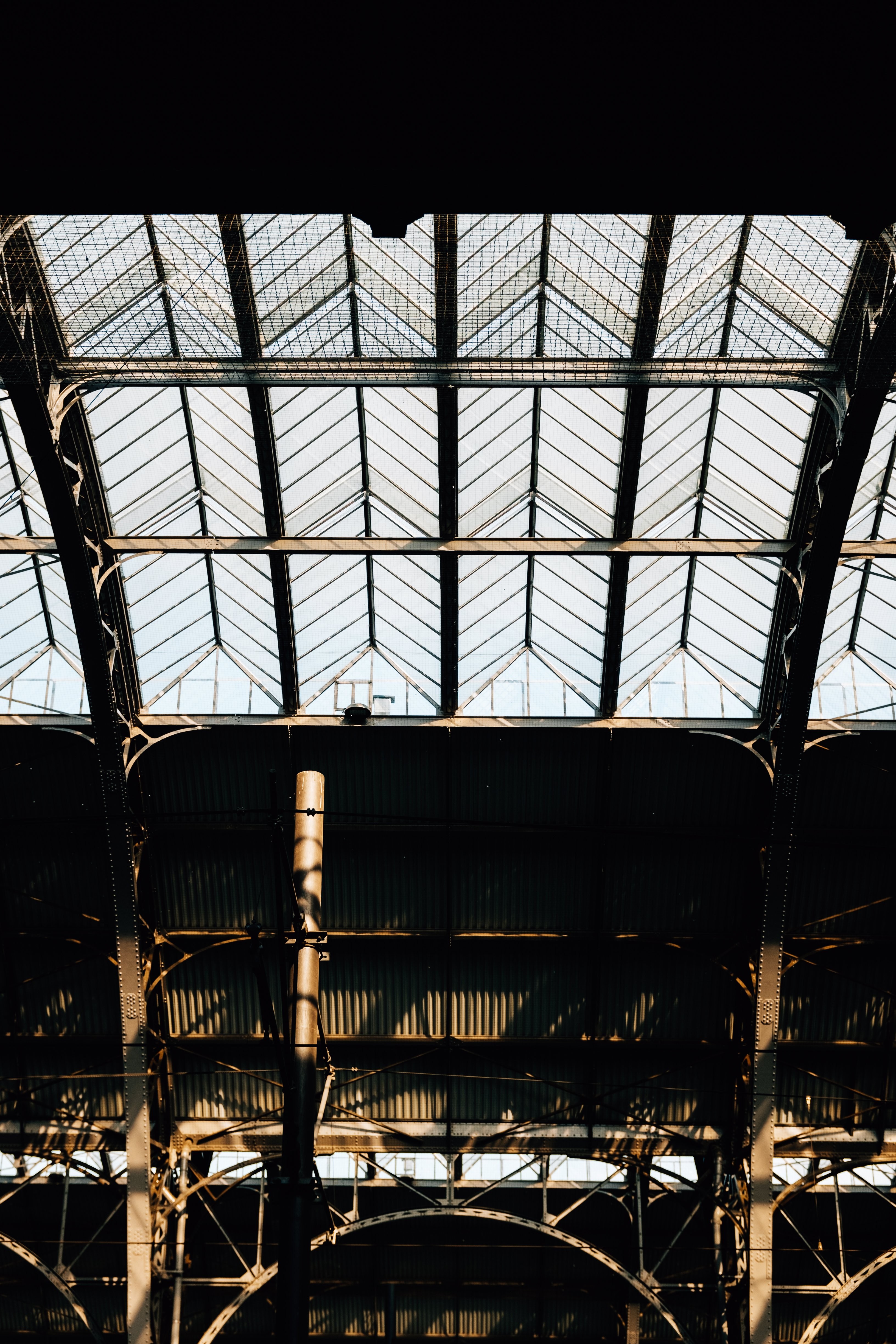Ventanas de vidrio de una foto de edificio industrial de metal 