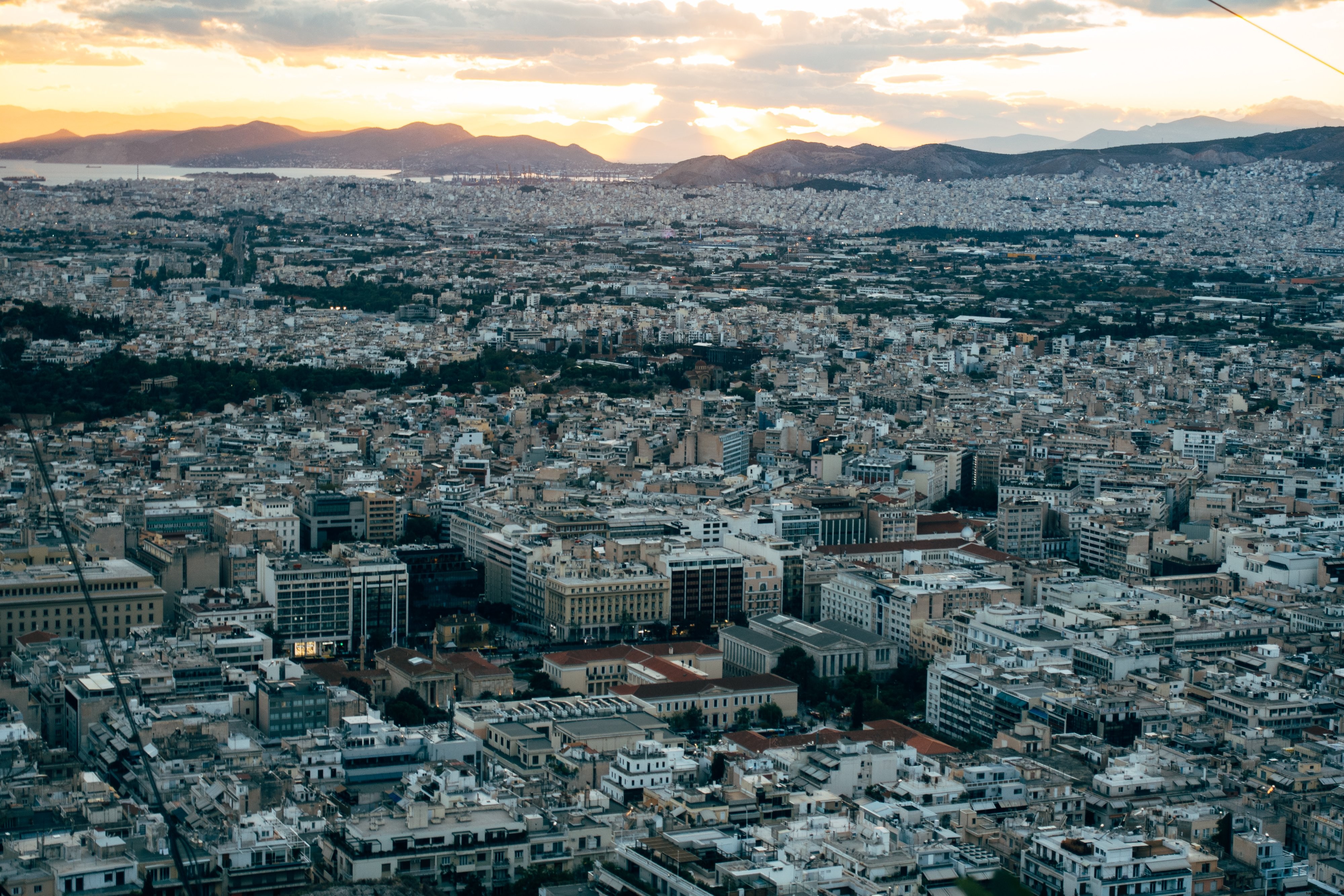 Coucher de soleil contre une ville avec des collines en arrière-plan Photo 