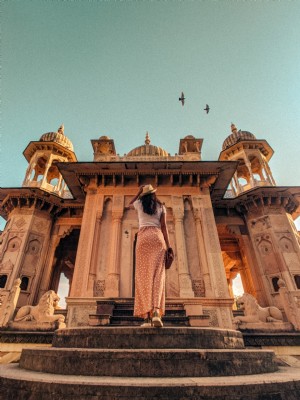 Foto de mulher admirando a arquitetura oriental 