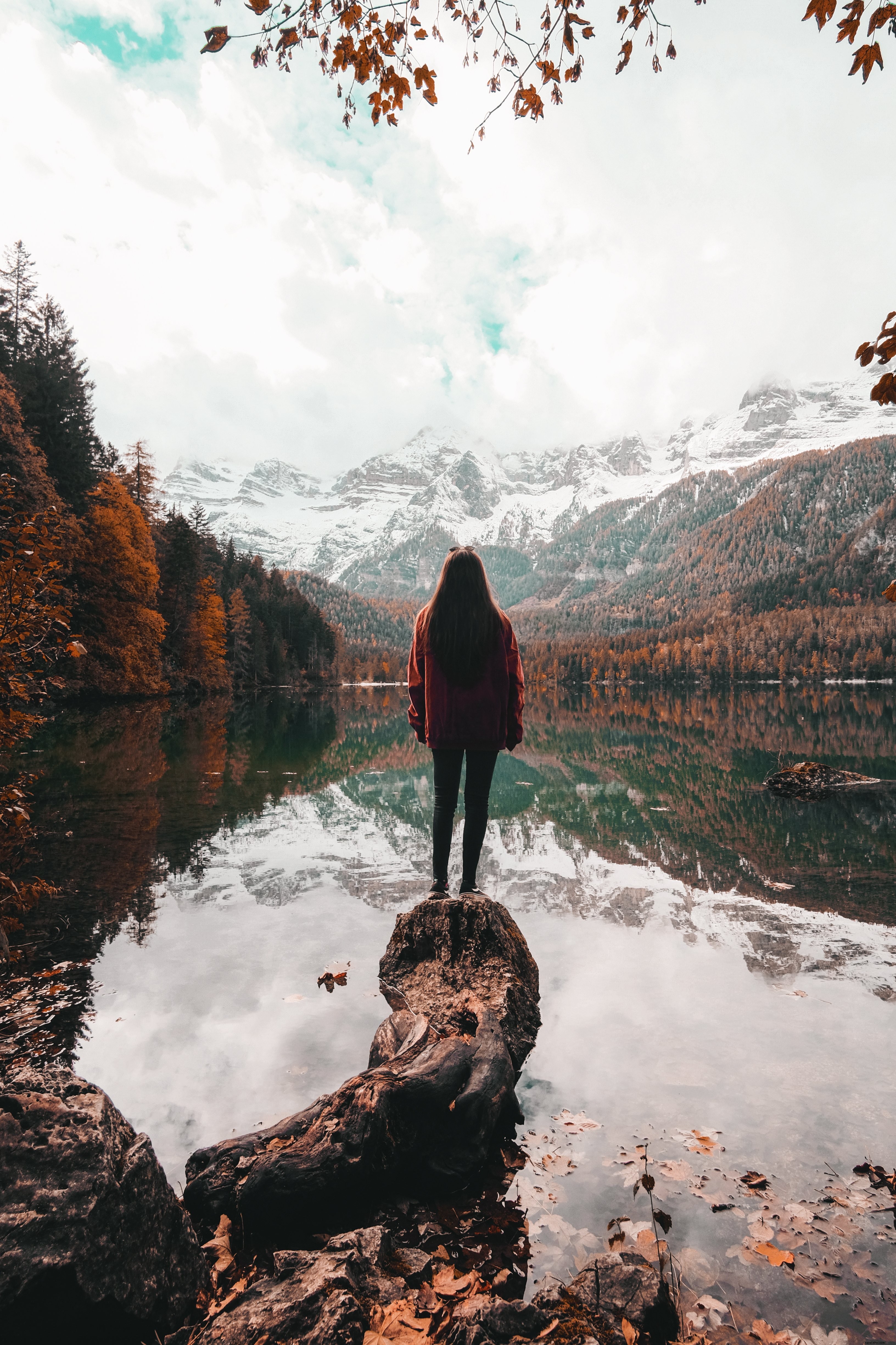 La persona si affaccia su un giorno d autunno vicino a un lago foto 