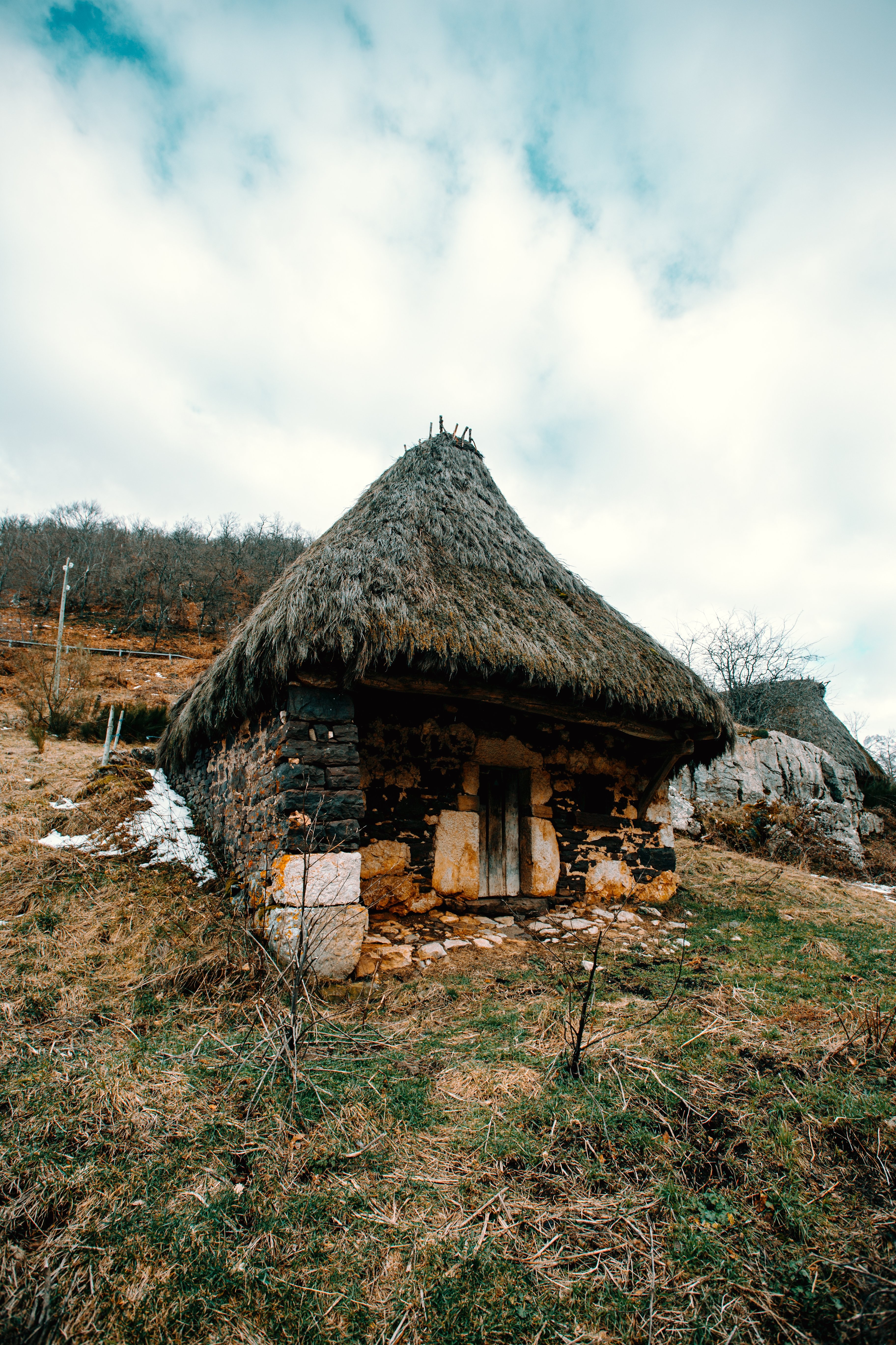 丘の中腹の写真に石小屋 