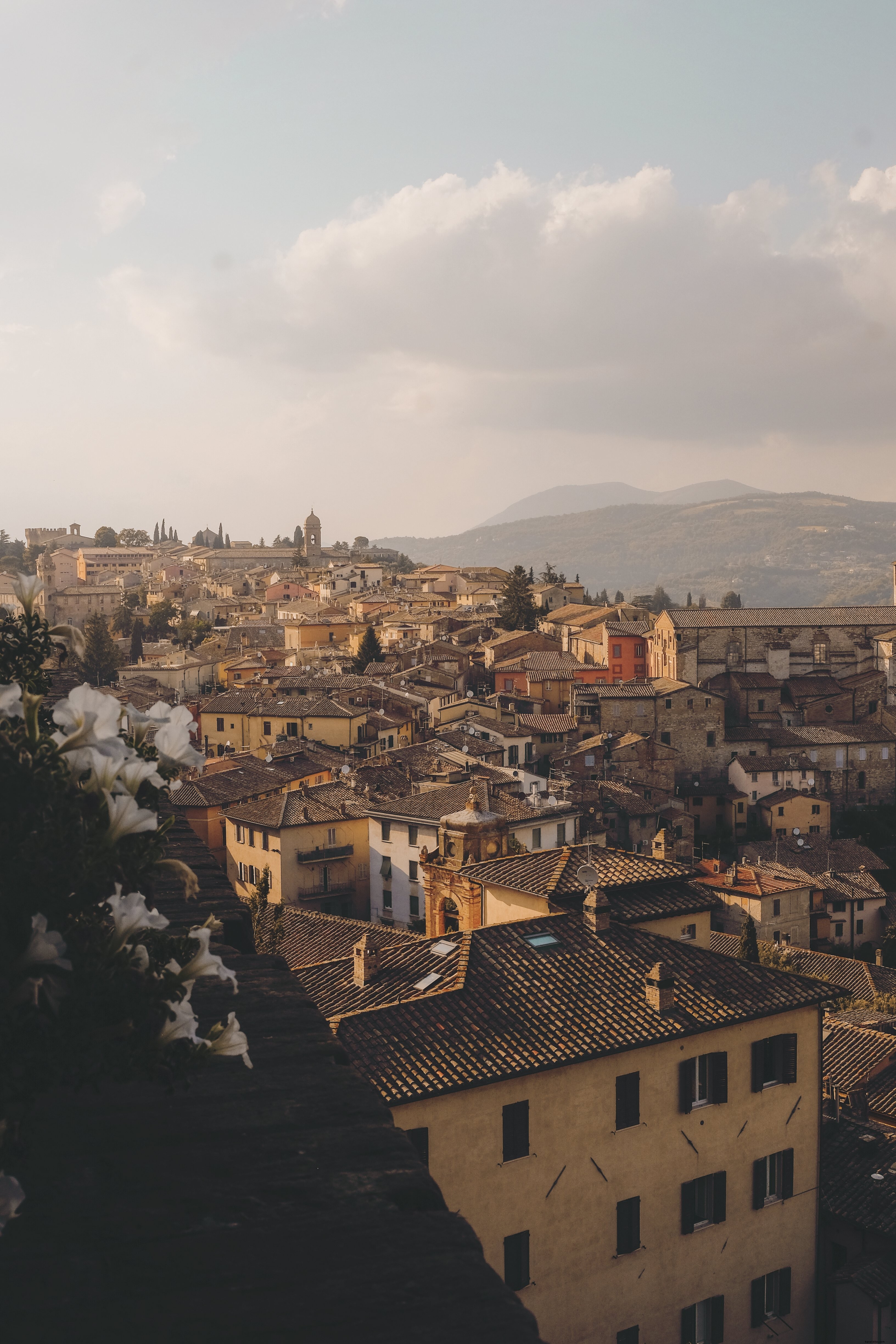 Tetti di piastrelle di ceramica di una città foto 