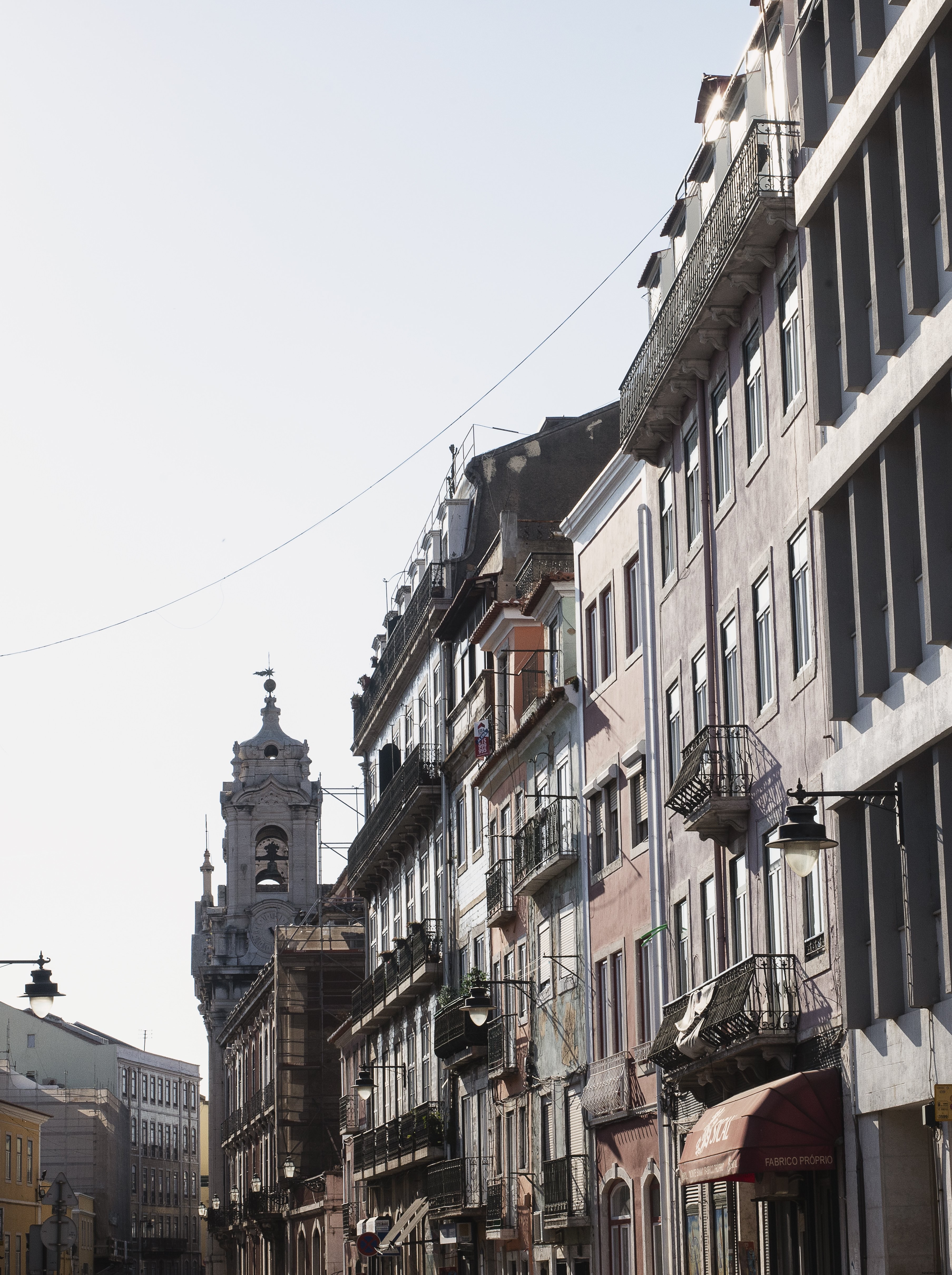 Um olhar para o céu claro acima de uma fileira de edifícios antigos Foto 