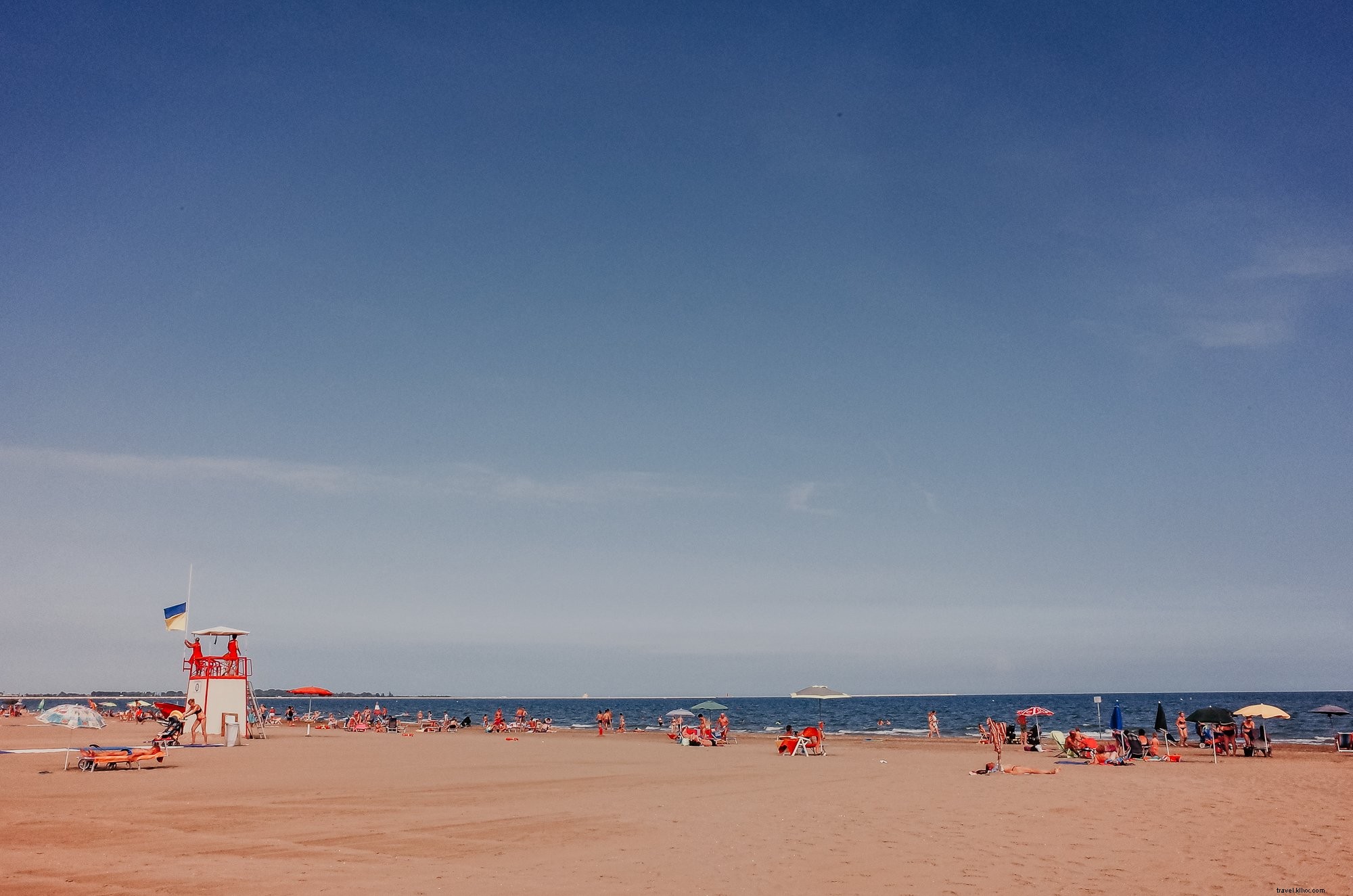 Le persone si godono una giornata limpida in spiaggia Foto 