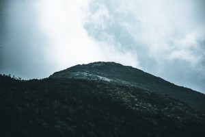 Una colina pedregosa bajo una foto de cielo gris 