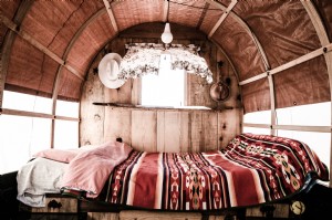 Un lit avec une couverture à l intérieur d une photo de caravane 